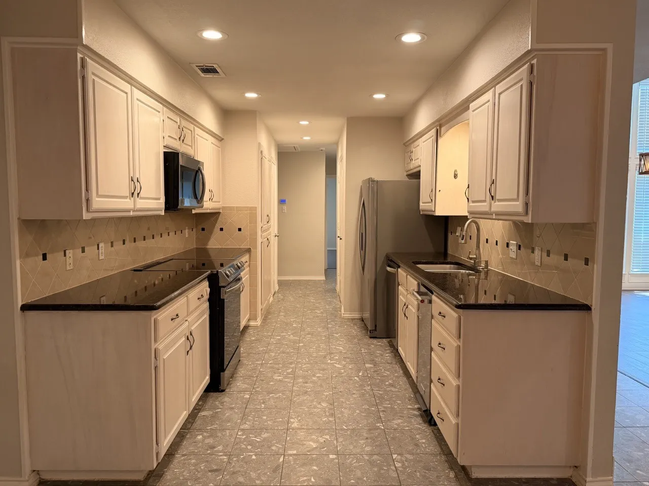 Townhouse For Rent in Tarrant County , 2024 N Saint Andrews Court, Arlington, Texas 76011, 3 Bedroom, 2 Bathroom, 2 Garage spaces, 2,359 Sqft, built in 1985, mls#21372964, Real Estate Agent in Arlington, Homes For Rent in Tarrant county, Homes For Rent in Arlington, Realtor in Arlington Texas, Real Estate Brokerage Independent Realty Texas, Luminita Cordes Realtor