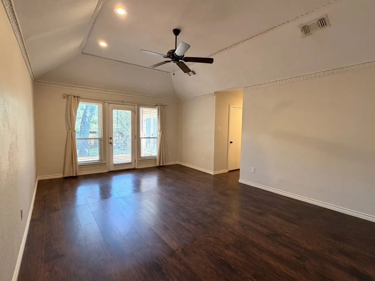 Townhouse For Rent in Tarrant County , 2024 N Saint Andrews Court, Arlington, Texas 76011, 3 Bedroom, 2 Bathroom, 2 Garage spaces, 2,359 Sqft, built in 1985, mls#21372964, Real Estate Agent in Arlington, Homes For Rent in Tarrant county, Homes For Rent in Arlington, Realtor in Arlington Texas, Real Estate Brokerage Independent Realty Texas, Luminita Cordes Realtor