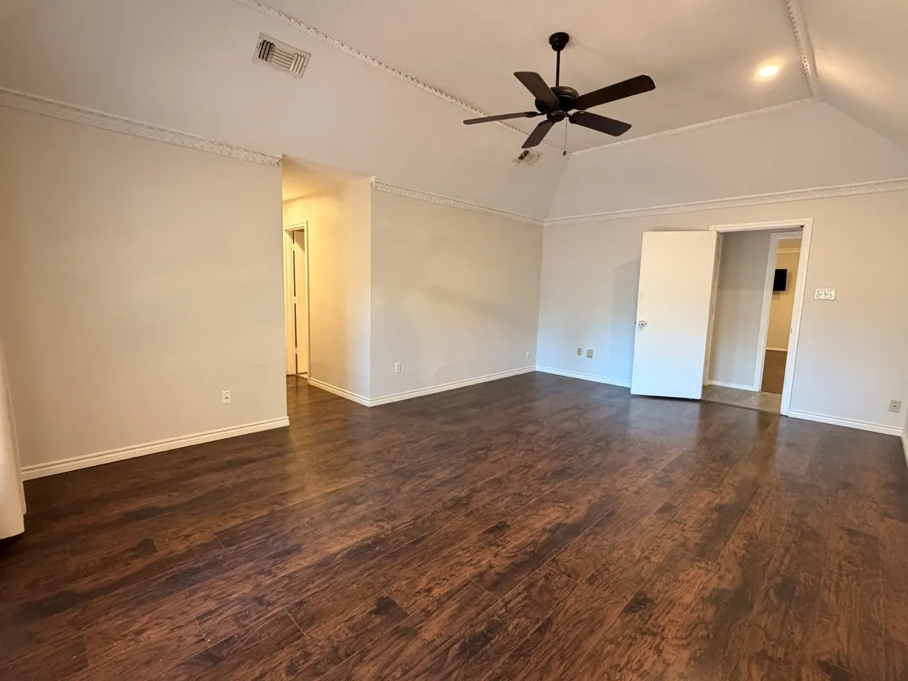 Townhouse For Rent in Tarrant County , 2024 N Saint Andrews Court, Arlington, Texas 76011, 3 Bedroom, 2 Bathroom, 2 Garage spaces, 2,359 Sqft, built in 1985, mls#21372964, Real Estate Agent in Arlington, Homes For Rent in Tarrant county, Homes For Rent in Arlington, Realtor in Arlington Texas, Real Estate Brokerage Independent Realty Texas, Luminita Cordes Realtor