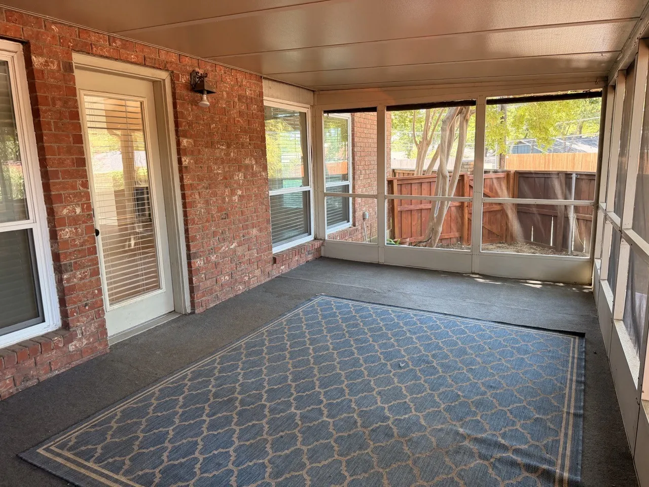 Townhouse For Rent in Tarrant County , 2024 N Saint Andrews Court, Arlington, Texas 76011, 3 Bedroom, 2 Bathroom, 2 Garage spaces, 2,359 Sqft, built in 1985, mls#21372964, Real Estate Agent in Arlington, Homes For Rent in Tarrant county, Homes For Rent in Arlington, Realtor in Arlington Texas, Real Estate Brokerage Independent Realty Texas, Luminita Cordes Realtor