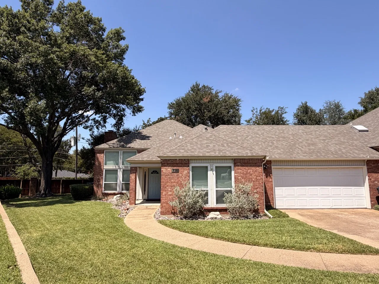 Townhouse For Rent in Tarrant County , 2024 N Saint Andrews Court, Arlington, Texas 76011, 3 Bedroom, 2 Bathroom, 2 Garage spaces, 2,359 Sqft, built in 1985, mls#21372964, Real Estate Agent in Arlington, Homes For Rent in Tarrant county, Homes For Rent in Arlington, Realtor in Arlington Texas, Real Estate Brokerage Independent Realty Texas, Luminita Cordes Realtor