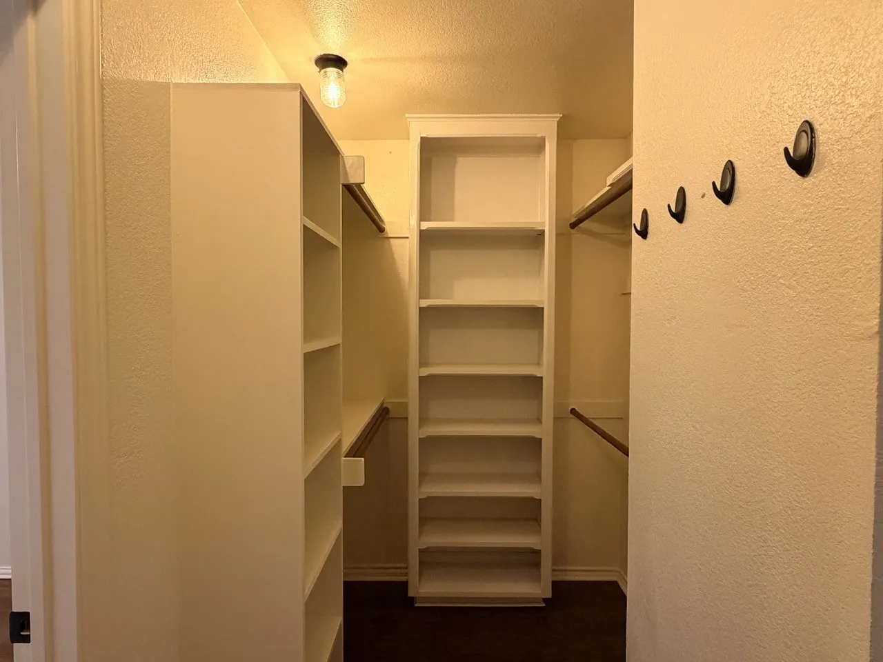 Townhouse For Rent in Tarrant County , 2024 N Saint Andrews Court, Arlington, Texas 76011, 3 Bedroom, 2 Bathroom, 2 Garage spaces, 2,359 Sqft, built in 1985, mls#21372964, Real Estate Agent in Arlington, Homes For Rent in Tarrant county, Homes For Rent in Arlington, Realtor in Arlington Texas, Real Estate Brokerage Independent Realty Texas, Luminita Cordes Realtor