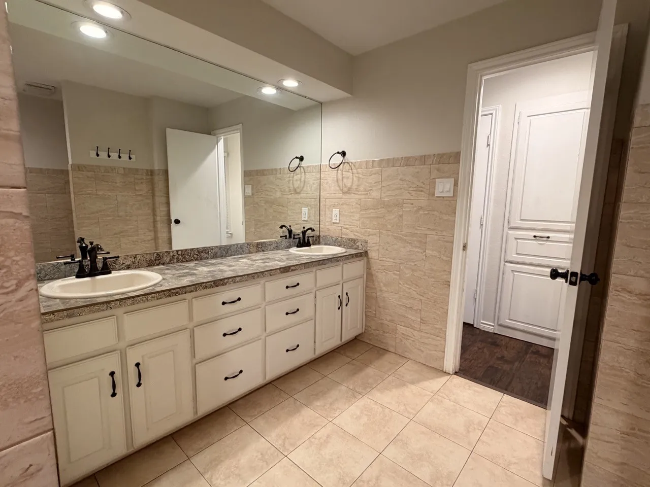 Townhouse For Rent in Tarrant County , 2024 N Saint Andrews Court, Arlington, Texas 76011, 3 Bedroom, 2 Bathroom, 2 Garage spaces, 2,359 Sqft, built in 1985, mls#21372964, Real Estate Agent in Arlington, Homes For Rent in Tarrant county, Homes For Rent in Arlington, Realtor in Arlington Texas, Real Estate Brokerage Independent Realty Texas, Luminita Cordes Realtor
