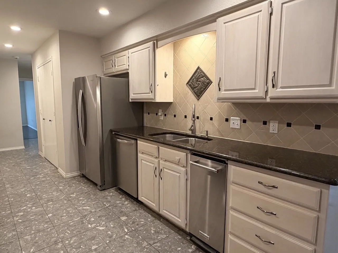 Townhouse For Rent in Tarrant County , 2024 N Saint Andrews Court, Arlington, Texas 76011, 3 Bedroom, 2 Bathroom, 2 Garage spaces, 2,359 Sqft, built in 1985, mls#21372964, Real Estate Agent in Arlington, Homes For Rent in Tarrant county, Homes For Rent in Arlington, Realtor in Arlington Texas, Real Estate Brokerage Independent Realty Texas, Luminita Cordes Realtor