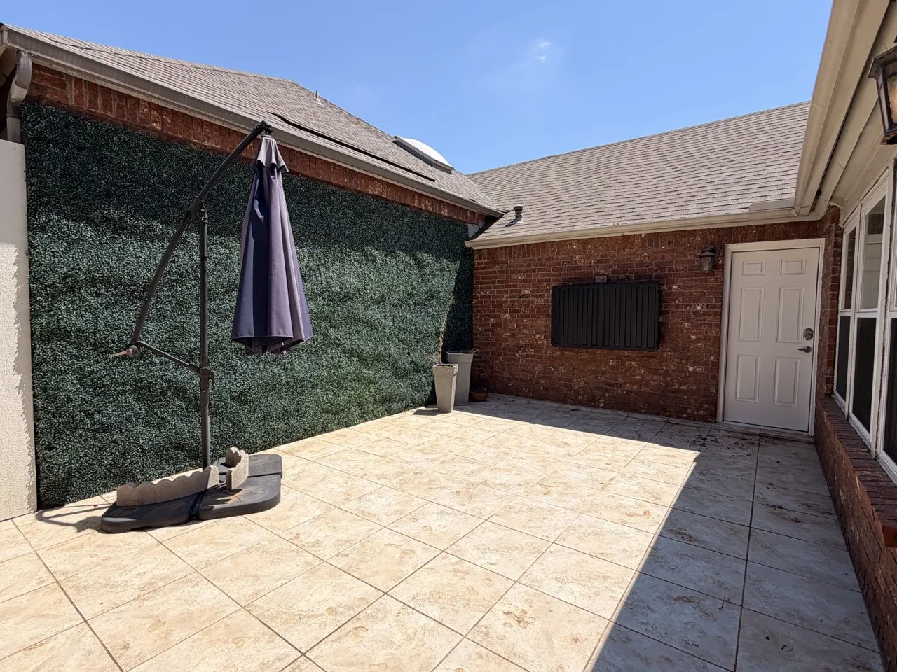 Townhouse For Rent in Tarrant County , 2024 N Saint Andrews Court, Arlington, Texas 76011, 3 Bedroom, 2 Bathroom, 2 Garage spaces, 2,359 Sqft, built in 1985, mls#21372964, Real Estate Agent in Arlington, Homes For Rent in Tarrant county, Homes For Rent in Arlington, Realtor in Arlington Texas, Real Estate Brokerage Independent Realty Texas, Luminita Cordes Realtor