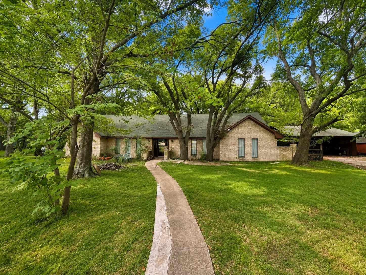 Single Family Residence For Sale in Navarro County , 7102 S Interstate Highway 45 W S, Corsicana, Texas 75109, 4 Bedroom, 2 Bathroom, Garage spaces, 2,822 Sqft, built in 1983, mls#21373788, Real Estate Agent in Corsicana, Homes For Sale in Navarro county, Homes For Sale in Corsicana, Realtor in Corsicana Texas, Real Estate Brokerage Independent Realty Texas, Luminita Cordes Realtor