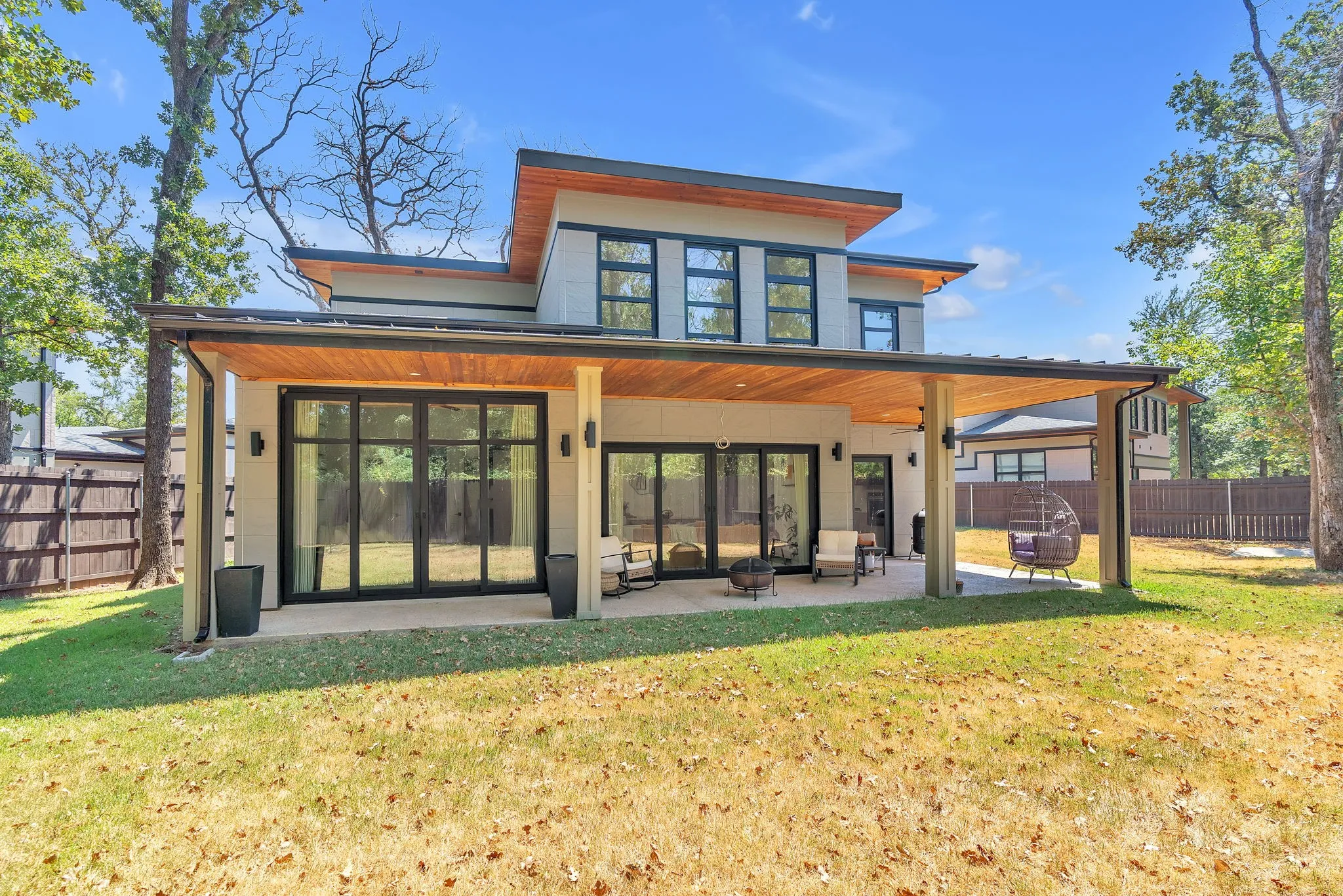 Covered patio with a wood-finish ceiling