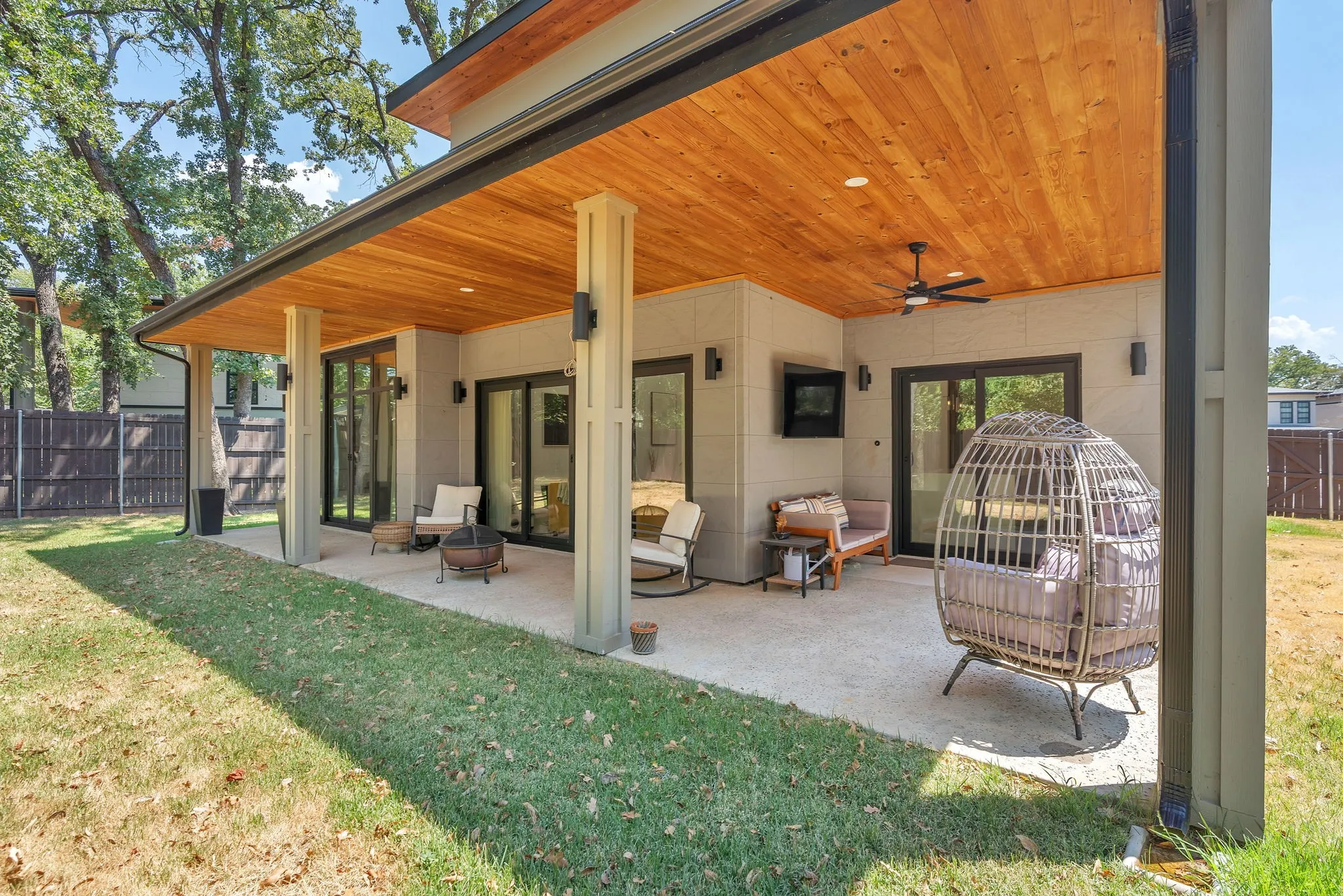 Covered patio with a wood-finish ceiling