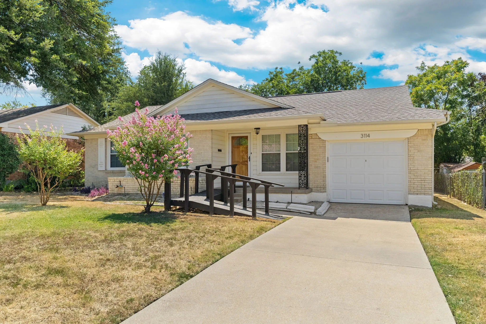 Single Family Residence For Sale in Dallas County , 3114 San Medina Avenue, Dallas, Texas 75228, 3 Bedroom, 1 Bathroom, 1 Garage spaces, 1,144 Sqft, built in 1954, mls#21373860, Real Estate Agent in Dallas, Homes For Sale in Dallas county, Homes For Sale in Dallas, Realtor in Dallas Texas, Real Estate Brokerage Independent Realty Texas, Luminita Cordes Realtor