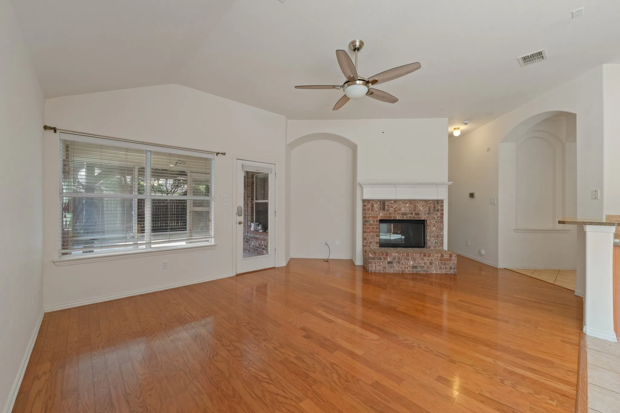 Single Family Residence For Sale in Tarrant County , 3409 Ballard Drive, Grapevine, Texas 76092, 3 Bedroom, 2 Bathroom, 2 Garage spaces, 2,105 Sqft, built in 2005, mls#21373387, Real Estate Agent in Grapevine, Homes For Sale in Tarrant county, Homes For Sale in Grapevine, Realtor in Grapevine Texas, Real Estate Brokerage Independent Realty Texas, Luminita Cordes Realtor