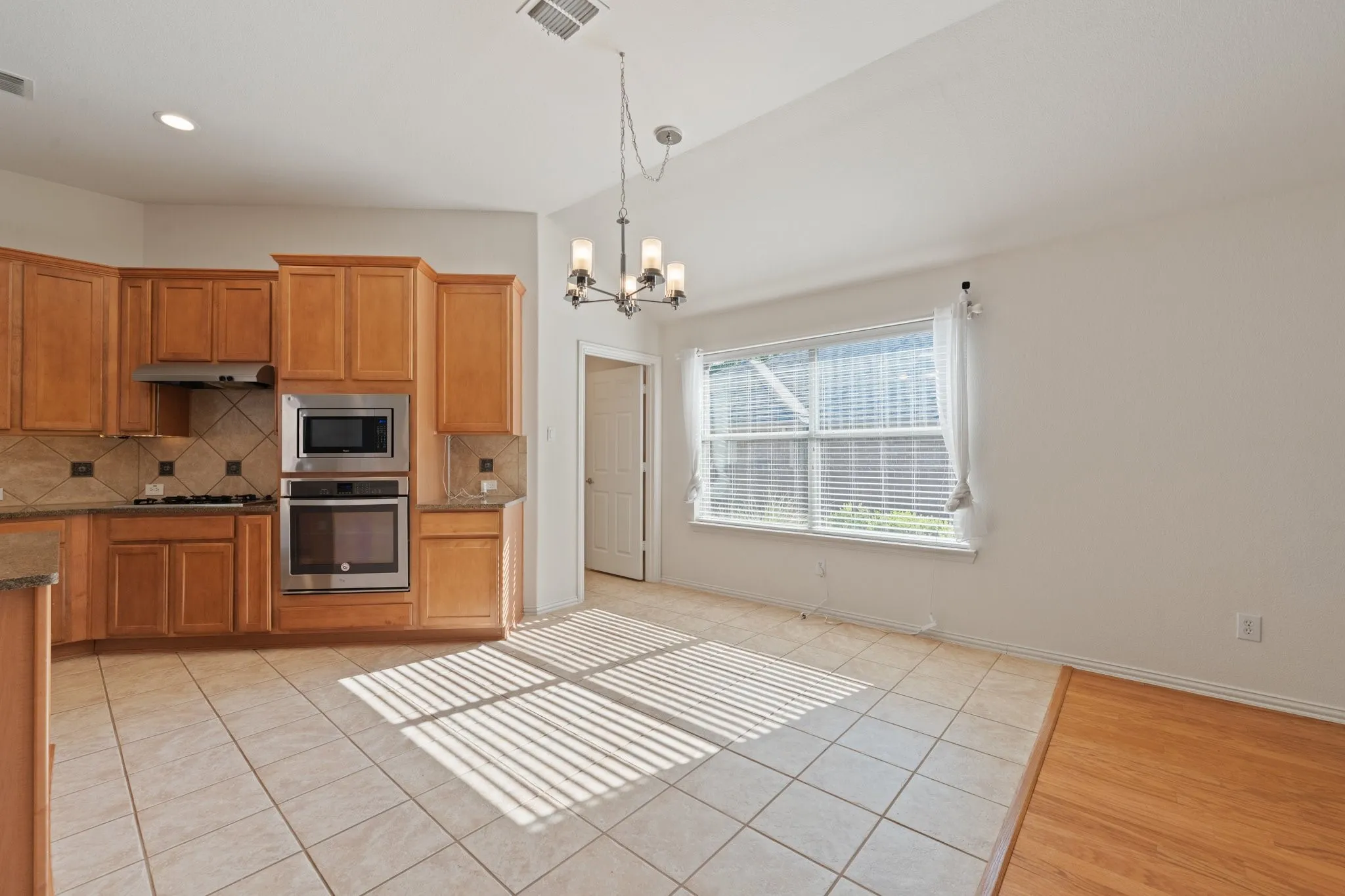 Single Family Residence For Sale in Tarrant County , 3409 Ballard Drive, Grapevine, Texas 76092, 3 Bedroom, 2 Bathroom, 2 Garage spaces, 2,105 Sqft, built in 2005, mls#21373387, Real Estate Agent in Grapevine, Homes For Sale in Tarrant county, Homes For Sale in Grapevine, Realtor in Grapevine Texas, Real Estate Brokerage Independent Realty Texas, Luminita Cordes Realtor