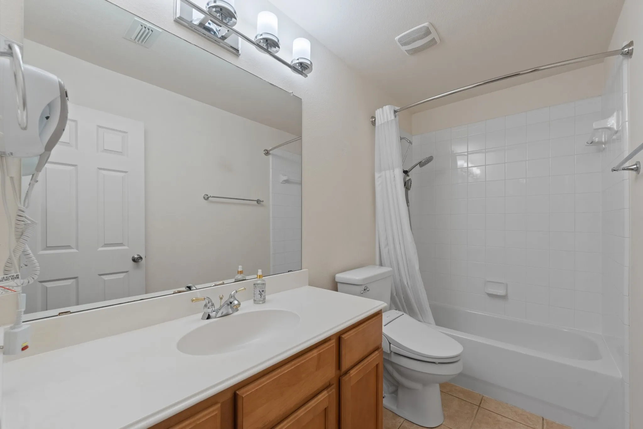 Single Family Residence For Sale in Tarrant County , 3409 Ballard Drive, Grapevine, Texas 76092, 3 Bedroom, 2 Bathroom, 2 Garage spaces, 2,105 Sqft, built in 2005, mls#21373387, Real Estate Agent in Grapevine, Homes For Sale in Tarrant county, Homes For Sale in Grapevine, Realtor in Grapevine Texas, Real Estate Brokerage Independent Realty Texas, Luminita Cordes Realtor