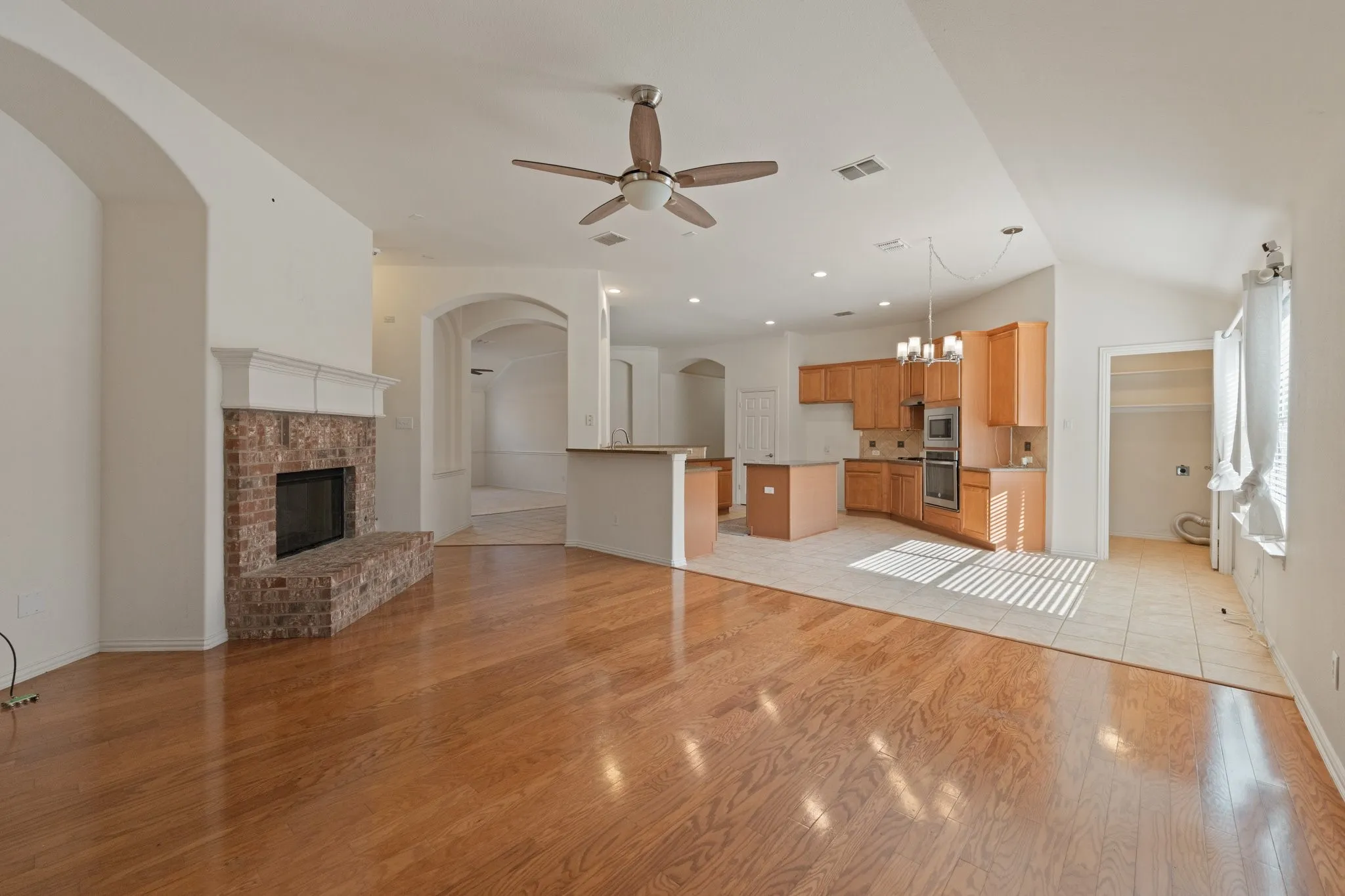 Single Family Residence For Sale in Tarrant County , 3409 Ballard Drive, Grapevine, Texas 76092, 3 Bedroom, 2 Bathroom, 2 Garage spaces, 2,105 Sqft, built in 2005, mls#21373387, Real Estate Agent in Grapevine, Homes For Sale in Tarrant county, Homes For Sale in Grapevine, Realtor in Grapevine Texas, Real Estate Brokerage Independent Realty Texas, Luminita Cordes Realtor