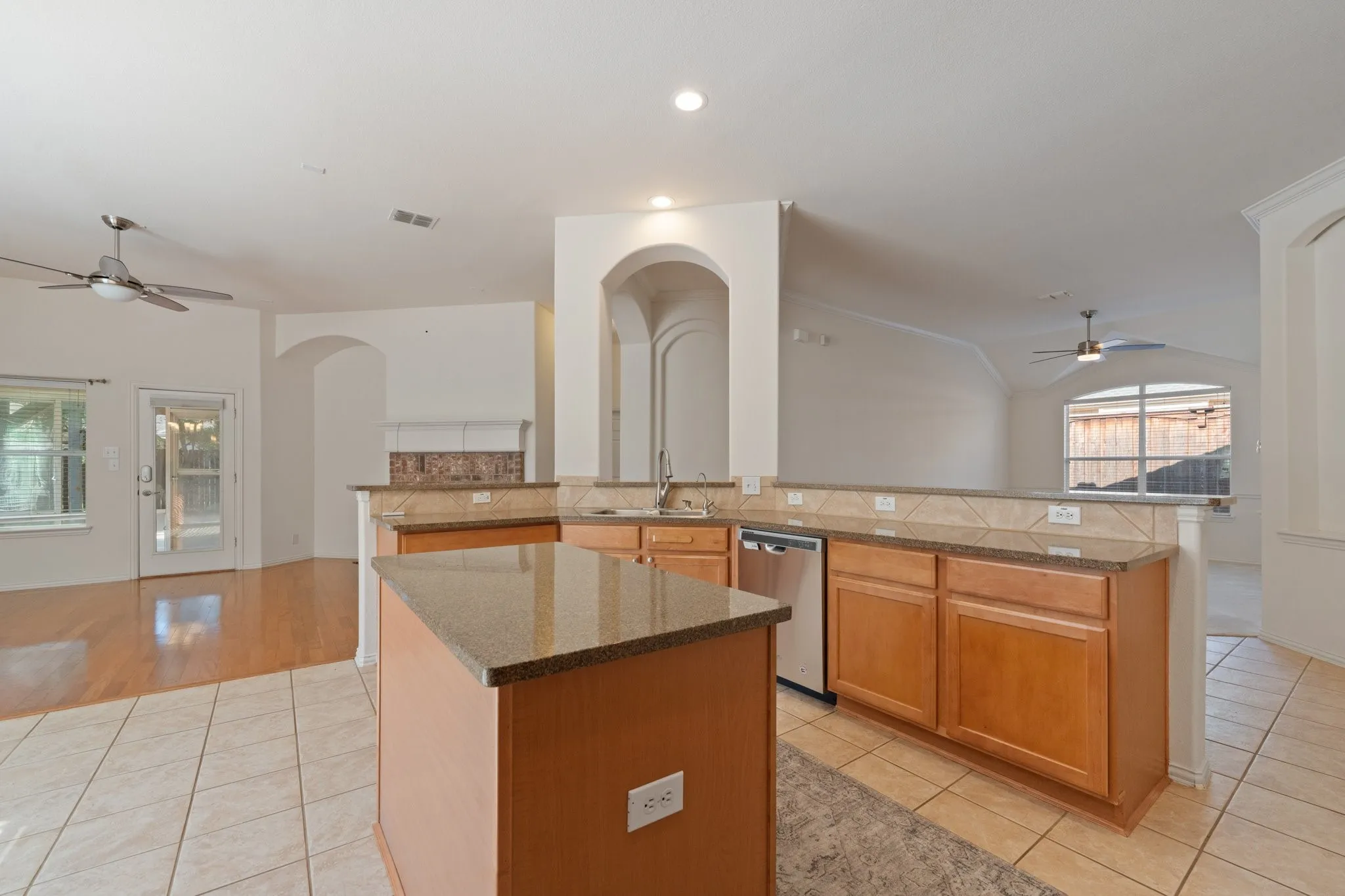 Single Family Residence For Sale in Tarrant County , 3409 Ballard Drive, Grapevine, Texas 76092, 3 Bedroom, 2 Bathroom, 2 Garage spaces, 2,105 Sqft, built in 2005, mls#21373387, Real Estate Agent in Grapevine, Homes For Sale in Tarrant county, Homes For Sale in Grapevine, Realtor in Grapevine Texas, Real Estate Brokerage Independent Realty Texas, Luminita Cordes Realtor