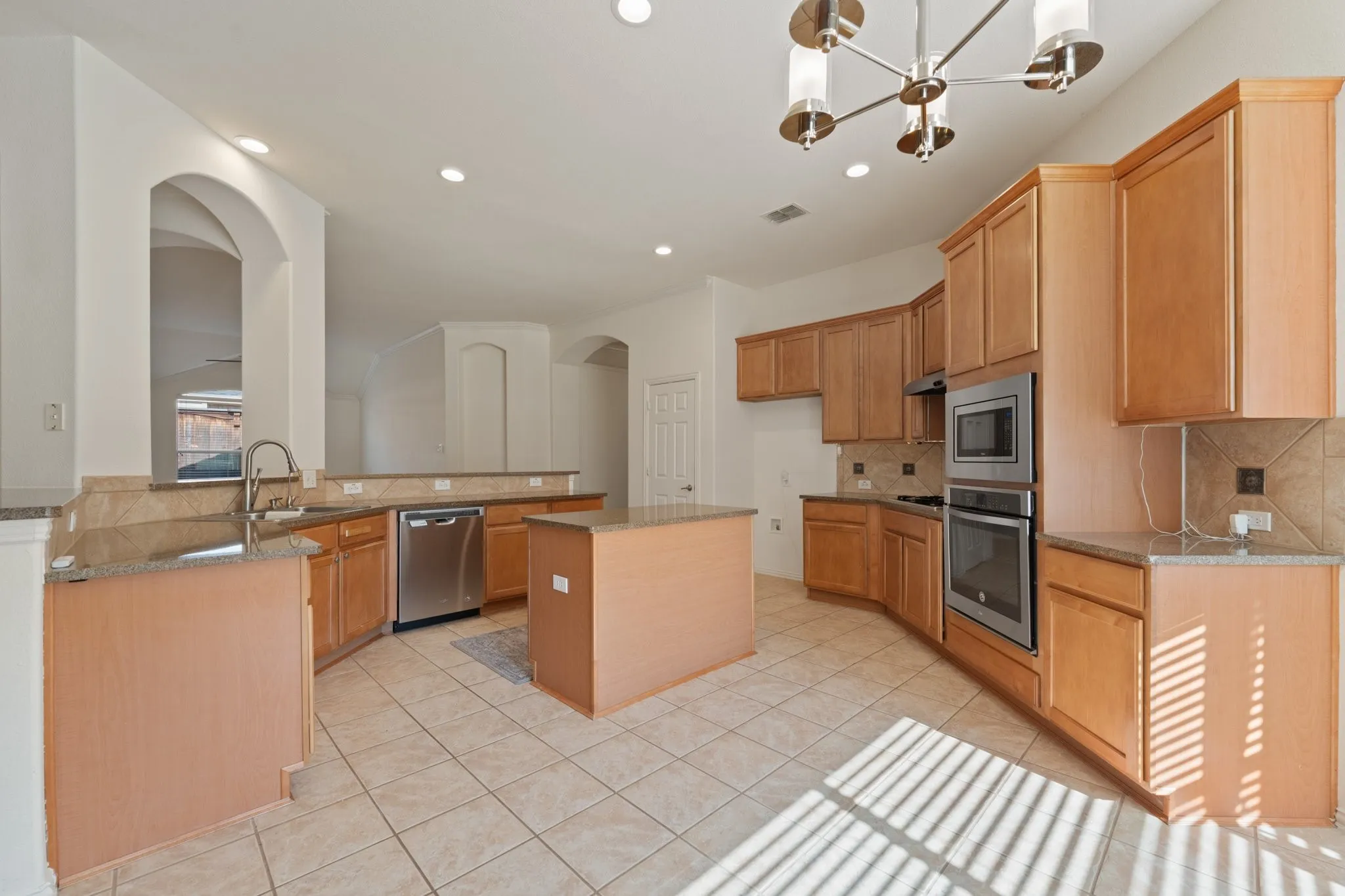 Single Family Residence For Sale in Tarrant County , 3409 Ballard Drive, Grapevine, Texas 76092, 3 Bedroom, 2 Bathroom, 2 Garage spaces, 2,105 Sqft, built in 2005, mls#21373387, Real Estate Agent in Grapevine, Homes For Sale in Tarrant county, Homes For Sale in Grapevine, Realtor in Grapevine Texas, Real Estate Brokerage Independent Realty Texas, Luminita Cordes Realtor