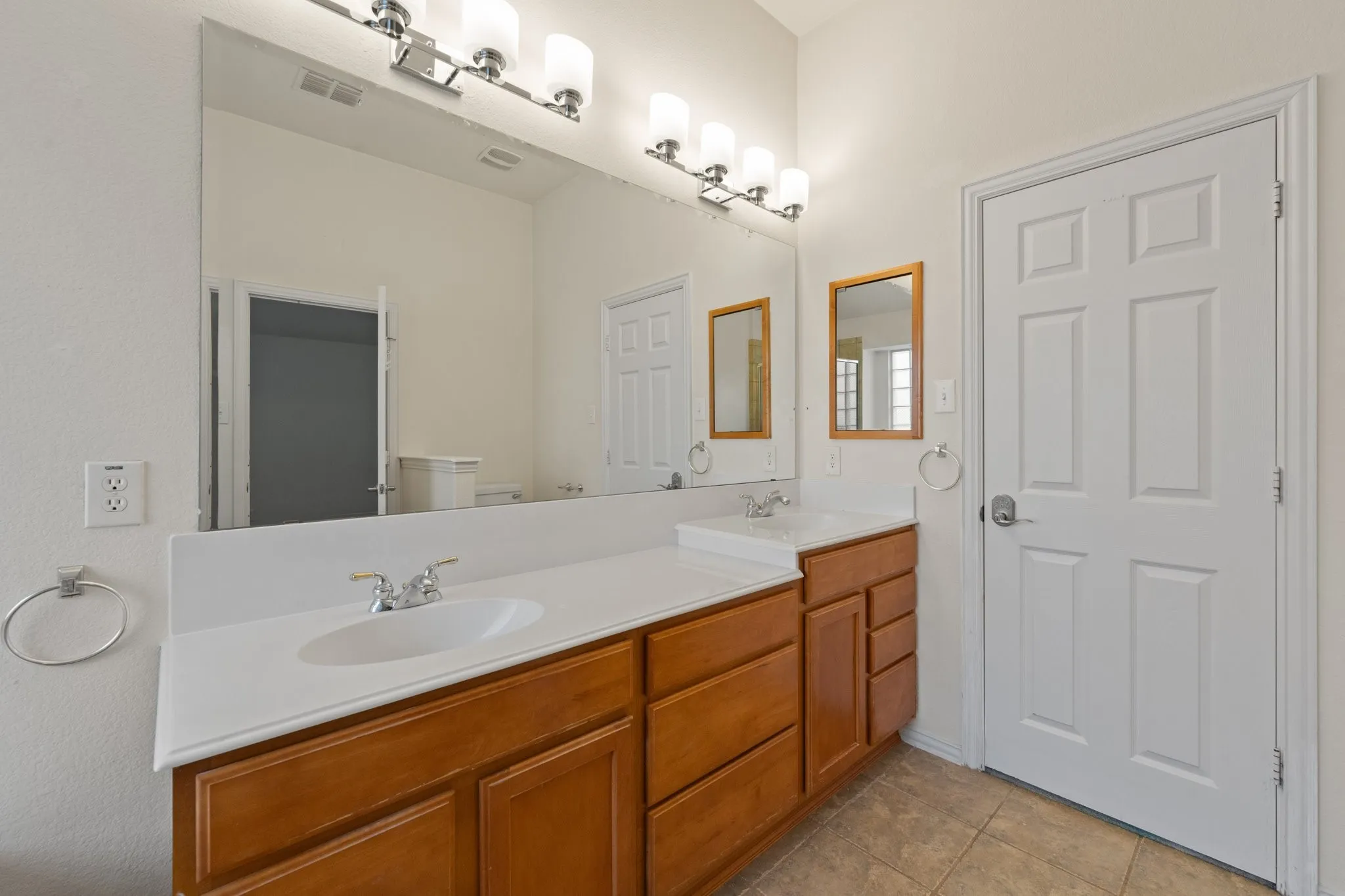 Single Family Residence For Sale in Tarrant County , 3409 Ballard Drive, Grapevine, Texas 76092, 3 Bedroom, 2 Bathroom, 2 Garage spaces, 2,105 Sqft, built in 2005, mls#21373387, Real Estate Agent in Grapevine, Homes For Sale in Tarrant county, Homes For Sale in Grapevine, Realtor in Grapevine Texas, Real Estate Brokerage Independent Realty Texas, Luminita Cordes Realtor