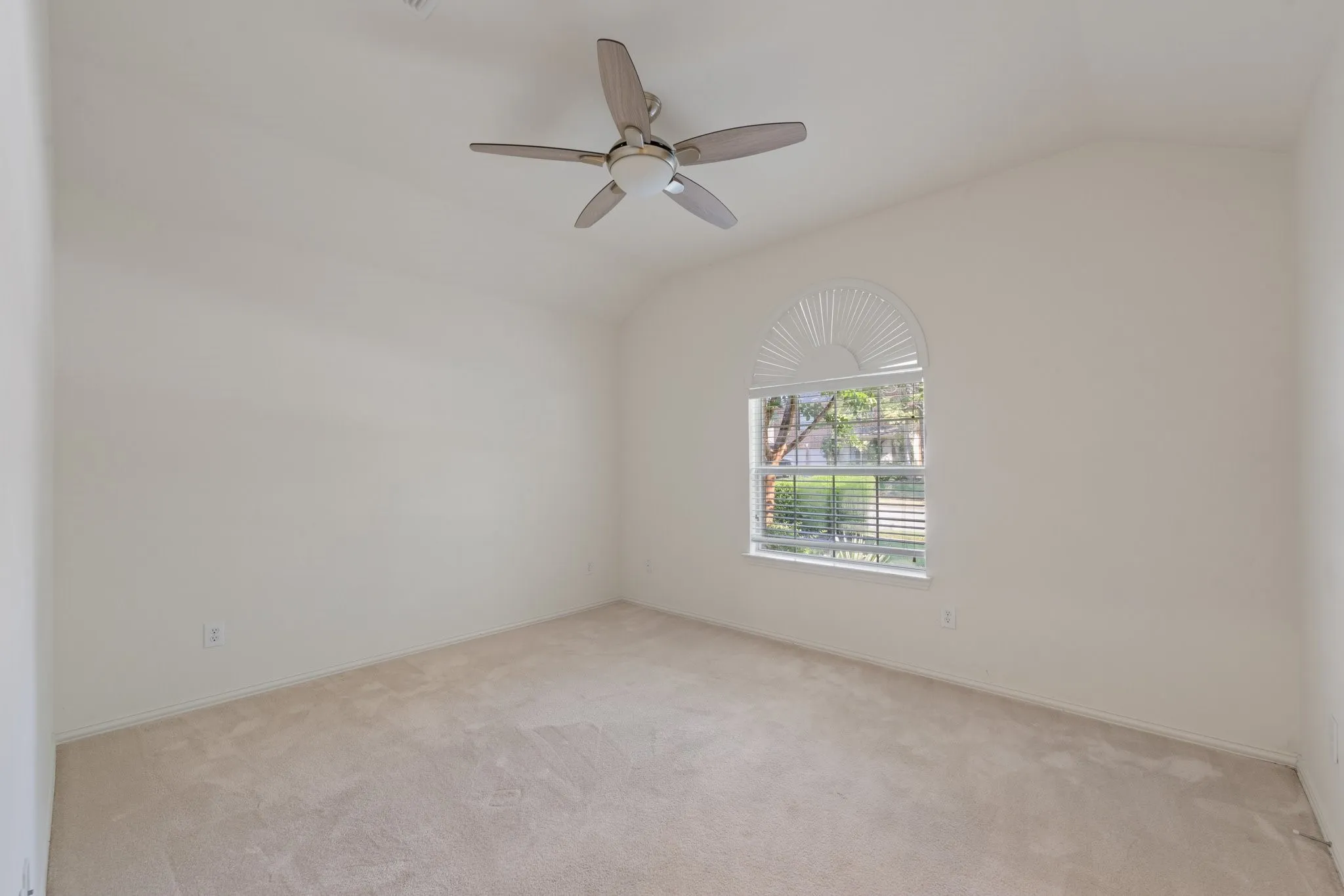 Single Family Residence For Sale in Tarrant County , 3409 Ballard Drive, Grapevine, Texas 76092, 3 Bedroom, 2 Bathroom, 2 Garage spaces, 2,105 Sqft, built in 2005, mls#21373387, Real Estate Agent in Grapevine, Homes For Sale in Tarrant county, Homes For Sale in Grapevine, Realtor in Grapevine Texas, Real Estate Brokerage Independent Realty Texas, Luminita Cordes Realtor