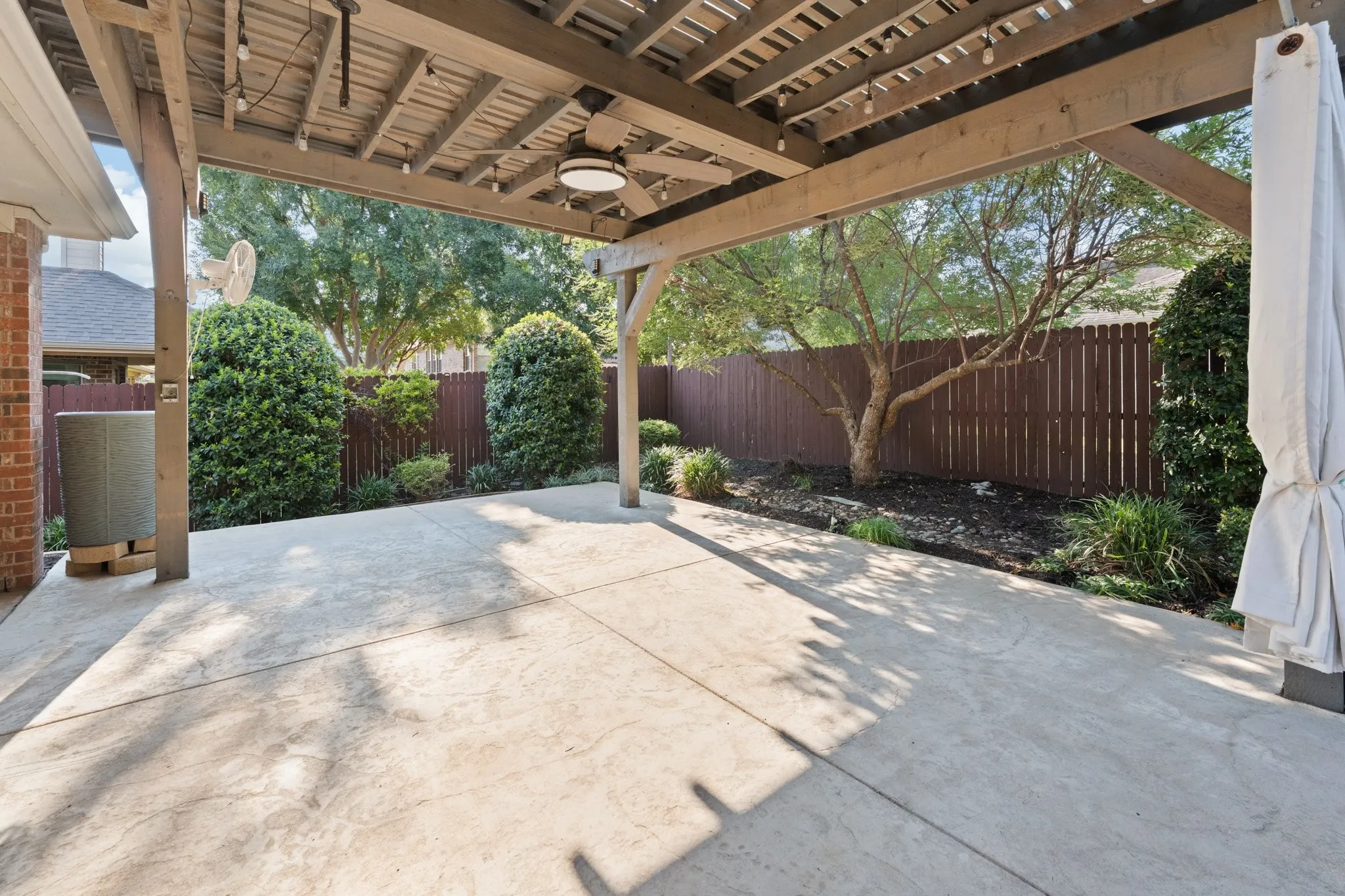 Single Family Residence For Sale in Tarrant County , 3409 Ballard Drive, Grapevine, Texas 76092, 3 Bedroom, 2 Bathroom, 2 Garage spaces, 2,105 Sqft, built in 2005, mls#21373387, Real Estate Agent in Grapevine, Homes For Sale in Tarrant county, Homes For Sale in Grapevine, Realtor in Grapevine Texas, Real Estate Brokerage Independent Realty Texas, Luminita Cordes Realtor