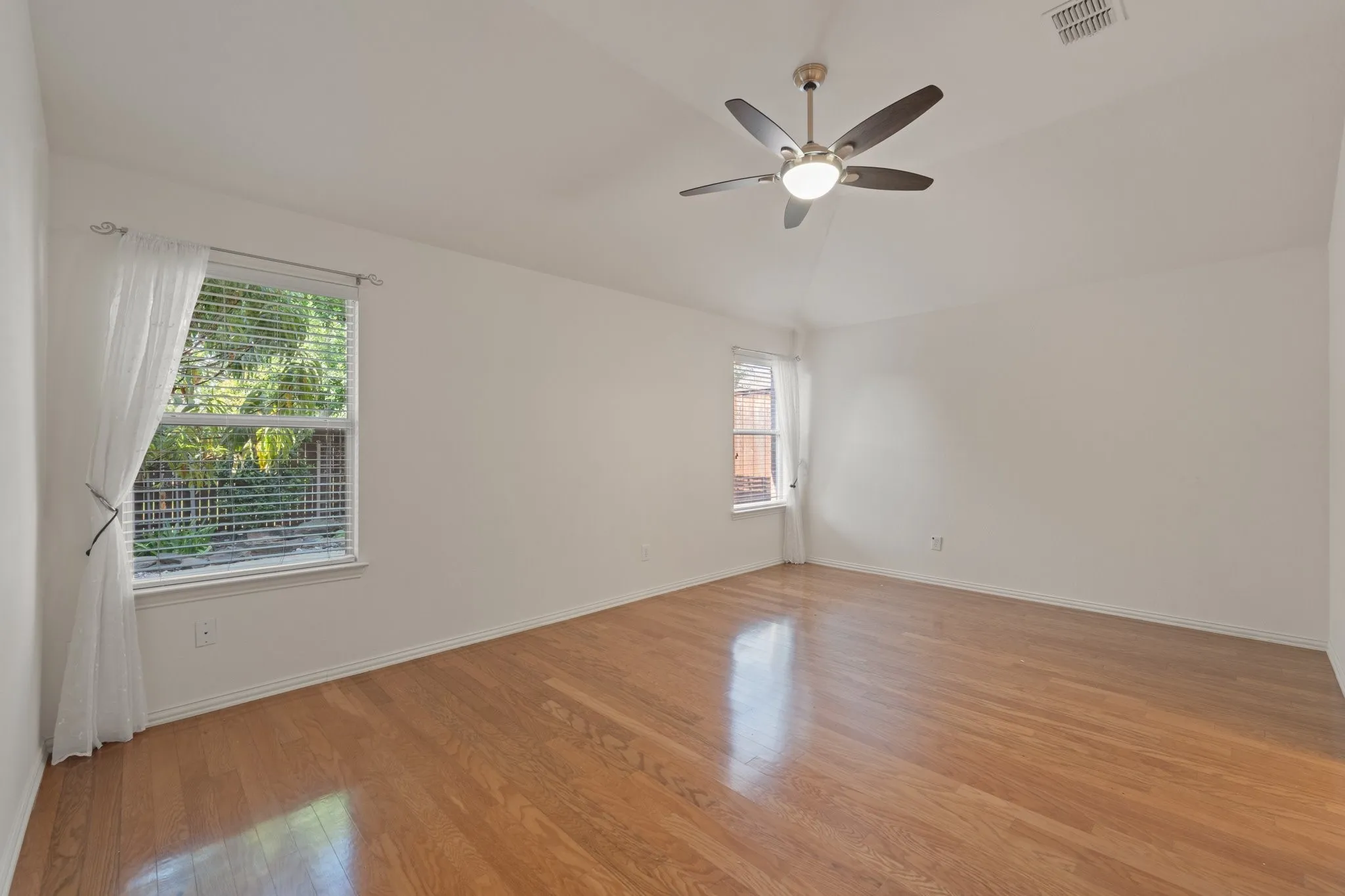 Single Family Residence For Sale in Tarrant County , 3409 Ballard Drive, Grapevine, Texas 76092, 3 Bedroom, 2 Bathroom, 2 Garage spaces, 2,105 Sqft, built in 2005, mls#21373387, Real Estate Agent in Grapevine, Homes For Sale in Tarrant county, Homes For Sale in Grapevine, Realtor in Grapevine Texas, Real Estate Brokerage Independent Realty Texas, Luminita Cordes Realtor