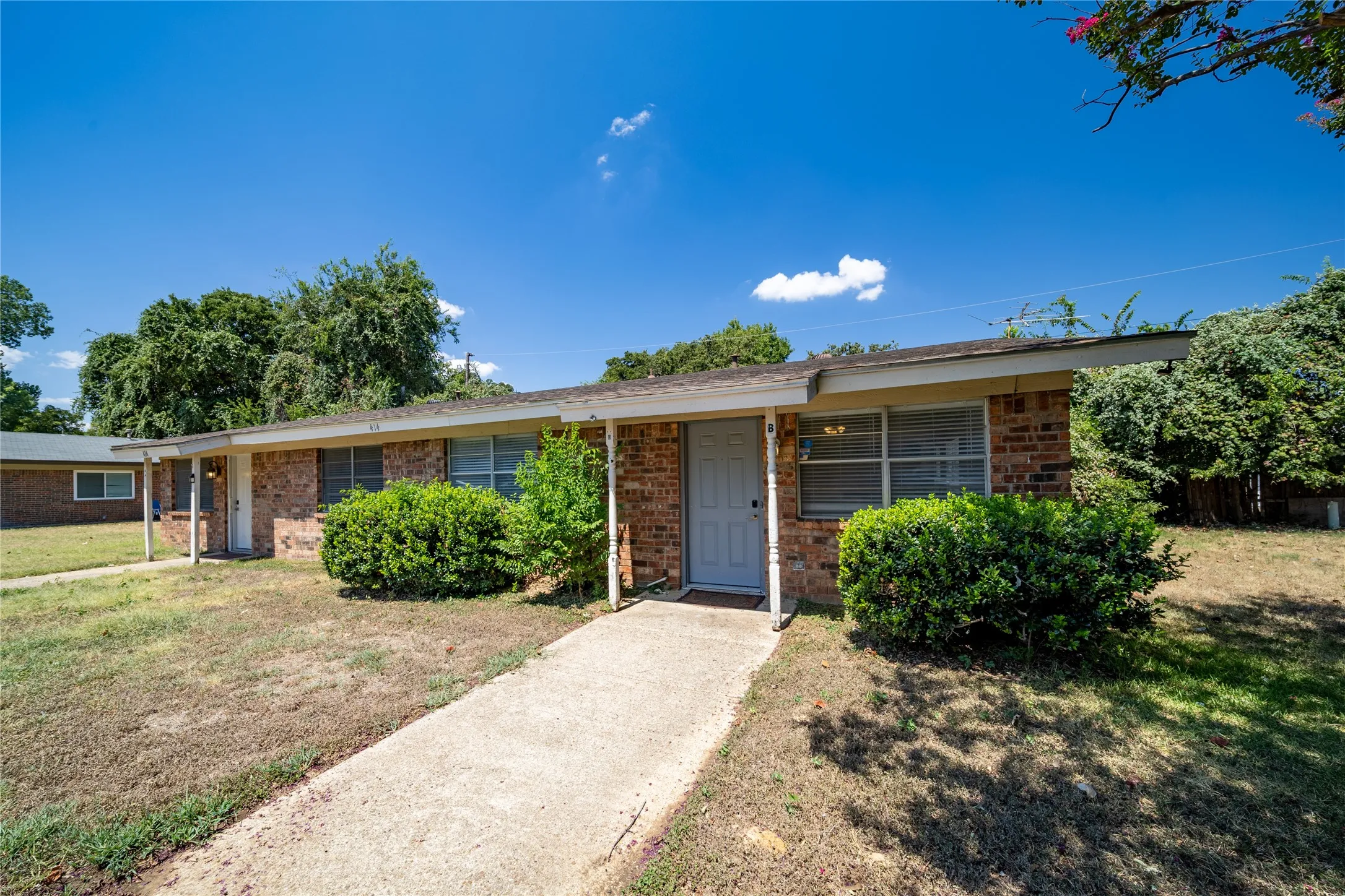 Duplex For Rent in Tarrant County , 414 Donnell Drive B, Arlington, Texas 76012, 2 Bedroom, 1 Bathroom, Garage spaces, 896 Sqft, built in 1972, mls#21373814, Real Estate Agent in Arlington, Homes For Rent in Tarrant county, Homes For Rent in Arlington, Realtor in Arlington Texas, Real Estate Brokerage Independent Realty Texas, Luminita Cordes Realtor