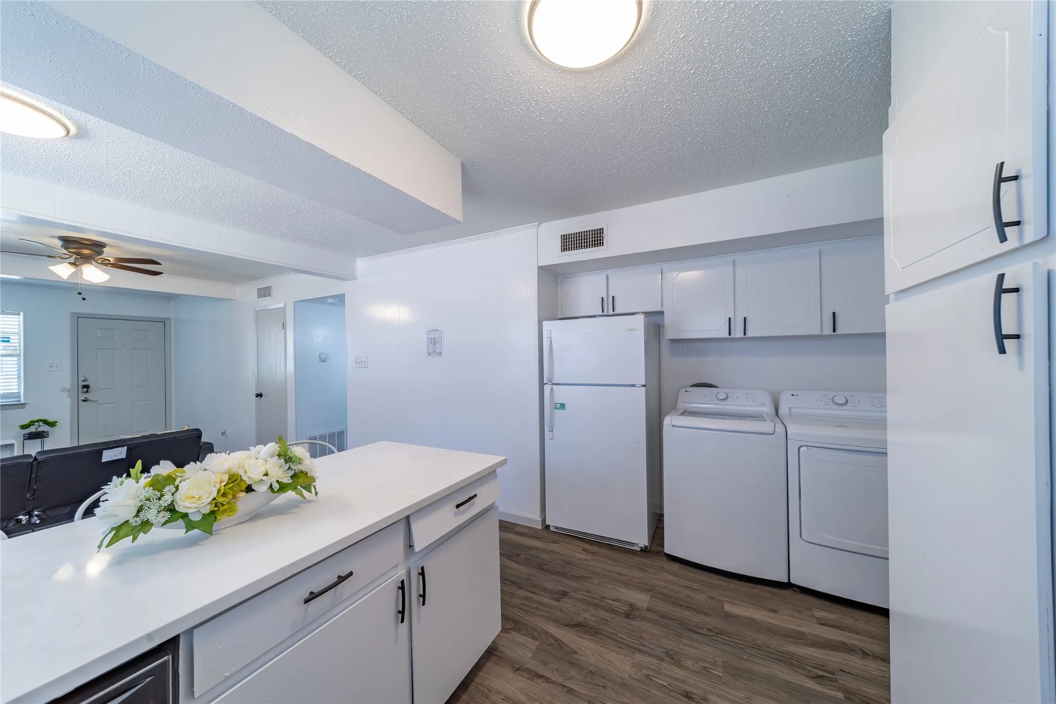 Duplex For Rent in Tarrant County , 414 Donnell Drive B, Arlington, Texas 76012, 2 Bedroom, 1 Bathroom, Garage spaces, 896 Sqft, built in 1972, mls#21373814, Real Estate Agent in Arlington, Homes For Rent in Tarrant county, Homes For Rent in Arlington, Realtor in Arlington Texas, Real Estate Brokerage Independent Realty Texas, Luminita Cordes Realtor