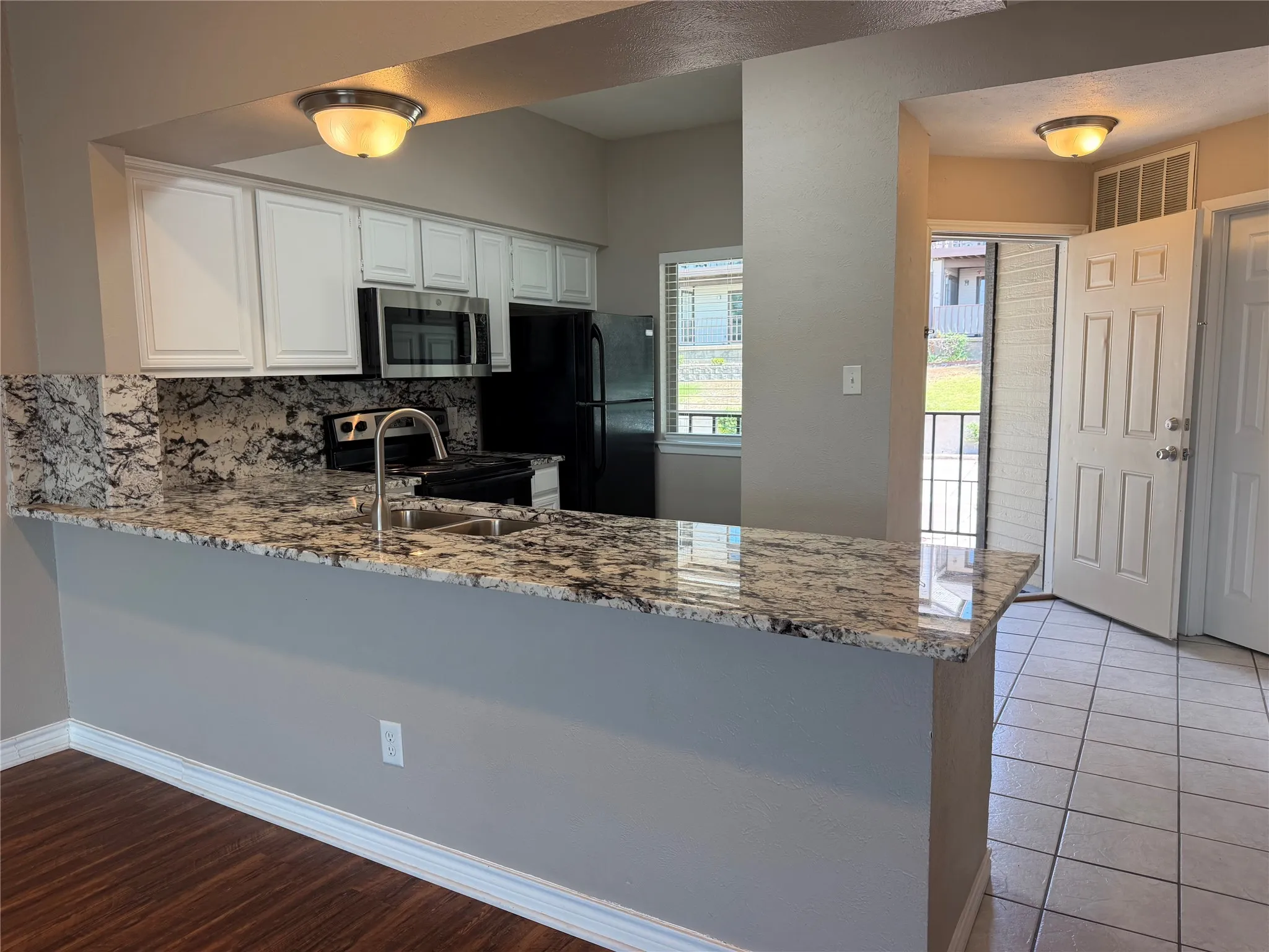 Breakfast Bar - Gorgeous Granite Counters