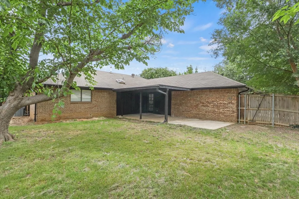 Single Family Residence For Sale in Denton County , 905 Timber Valley Circle, Flower Mound, Texas 75028, 3 Bedroom, 2 Bathroom, 2 Garage spaces, 1,672 Sqft, built in 1983, mls#21373874, Real Estate Agent in Flower Mound, Homes For Sale in Denton county, Homes For Sale in Flower Mound, Realtor in Flower Mound Texas, Real Estate Brokerage Independent Realty Texas, Luminita Cordes Realtor