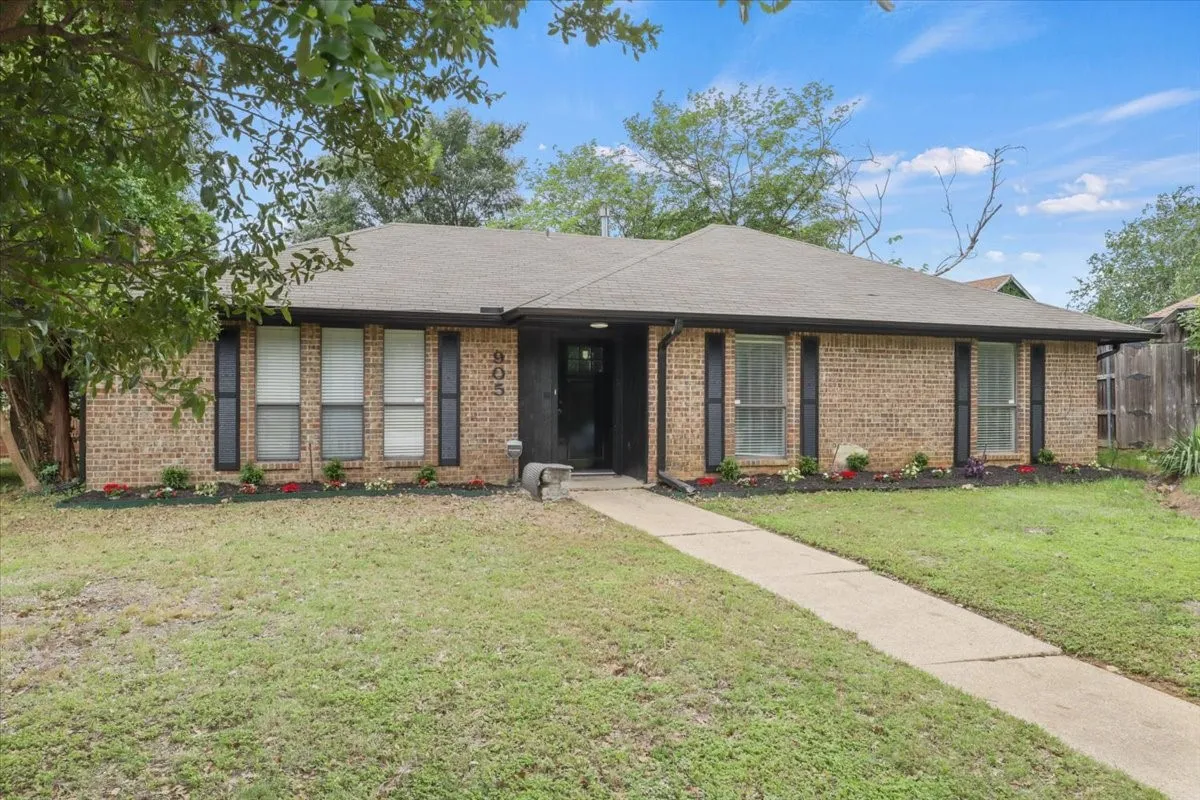Single Family Residence For Sale in Denton County , 905 Timber Valley Circle, Flower Mound, Texas 75028, 3 Bedroom, 2 Bathroom, 2 Garage spaces, 1,672 Sqft, built in 1983, mls#21373874, Real Estate Agent in Flower Mound, Homes For Sale in Denton county, Homes For Sale in Flower Mound, Realtor in Flower Mound Texas, Real Estate Brokerage Independent Realty Texas, Luminita Cordes Realtor