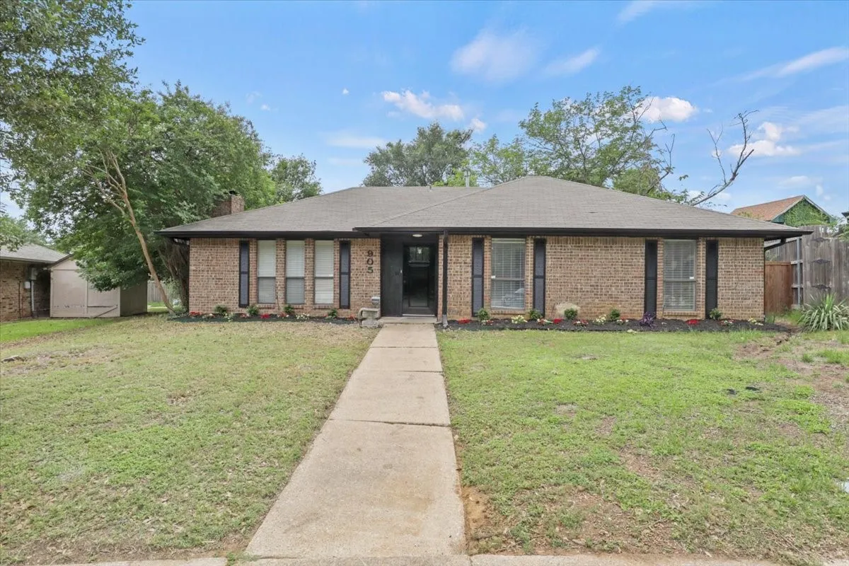 Single Family Residence For Sale in Denton County , 905 Timber Valley Circle, Flower Mound, Texas 75028, 3 Bedroom, 2 Bathroom, 2 Garage spaces, 1,672 Sqft, built in 1983, mls#21373874, Real Estate Agent in Flower Mound, Homes For Sale in Denton county, Homes For Sale in Flower Mound, Realtor in Flower Mound Texas, Real Estate Brokerage Independent Realty Texas, Luminita Cordes Realtor