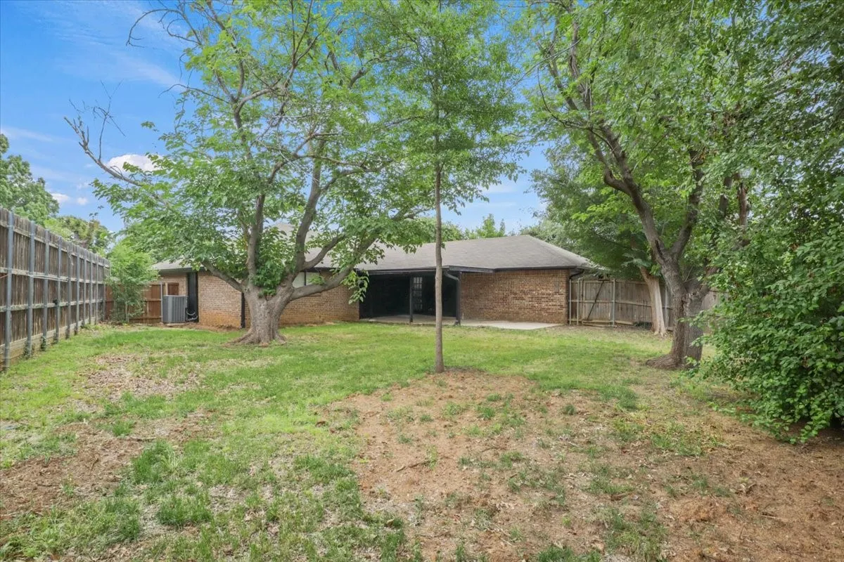 Single Family Residence For Sale in Denton County , 905 Timber Valley Circle, Flower Mound, Texas 75028, 3 Bedroom, 2 Bathroom, 2 Garage spaces, 1,672 Sqft, built in 1983, mls#21373874, Real Estate Agent in Flower Mound, Homes For Sale in Denton county, Homes For Sale in Flower Mound, Realtor in Flower Mound Texas, Real Estate Brokerage Independent Realty Texas, Luminita Cordes Realtor