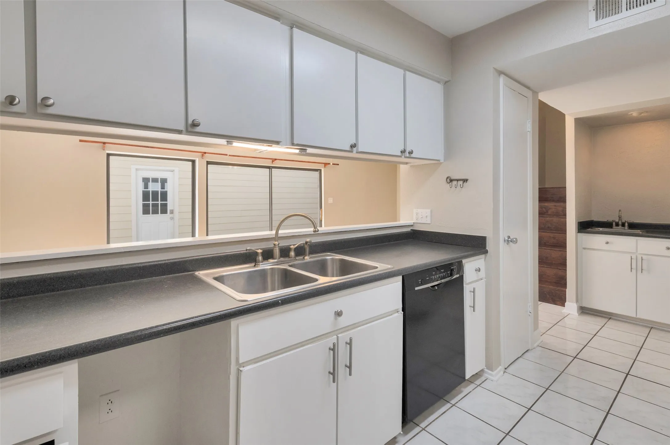 Condominium For Sale in Tarrant County , 1991 Shorewood Drive, Grapevine, Texas 76051, 3 Bedroom, 3 Bathroom, 2 Garage spaces, 1,629 Sqft, built in 1973, mls#21373832, Real Estate Agent in Grapevine, Homes For Sale in Tarrant county, Homes For Sale in Grapevine, Realtor in Grapevine Texas, Real Estate Brokerage Independent Realty Texas, Luminita Cordes Realtor