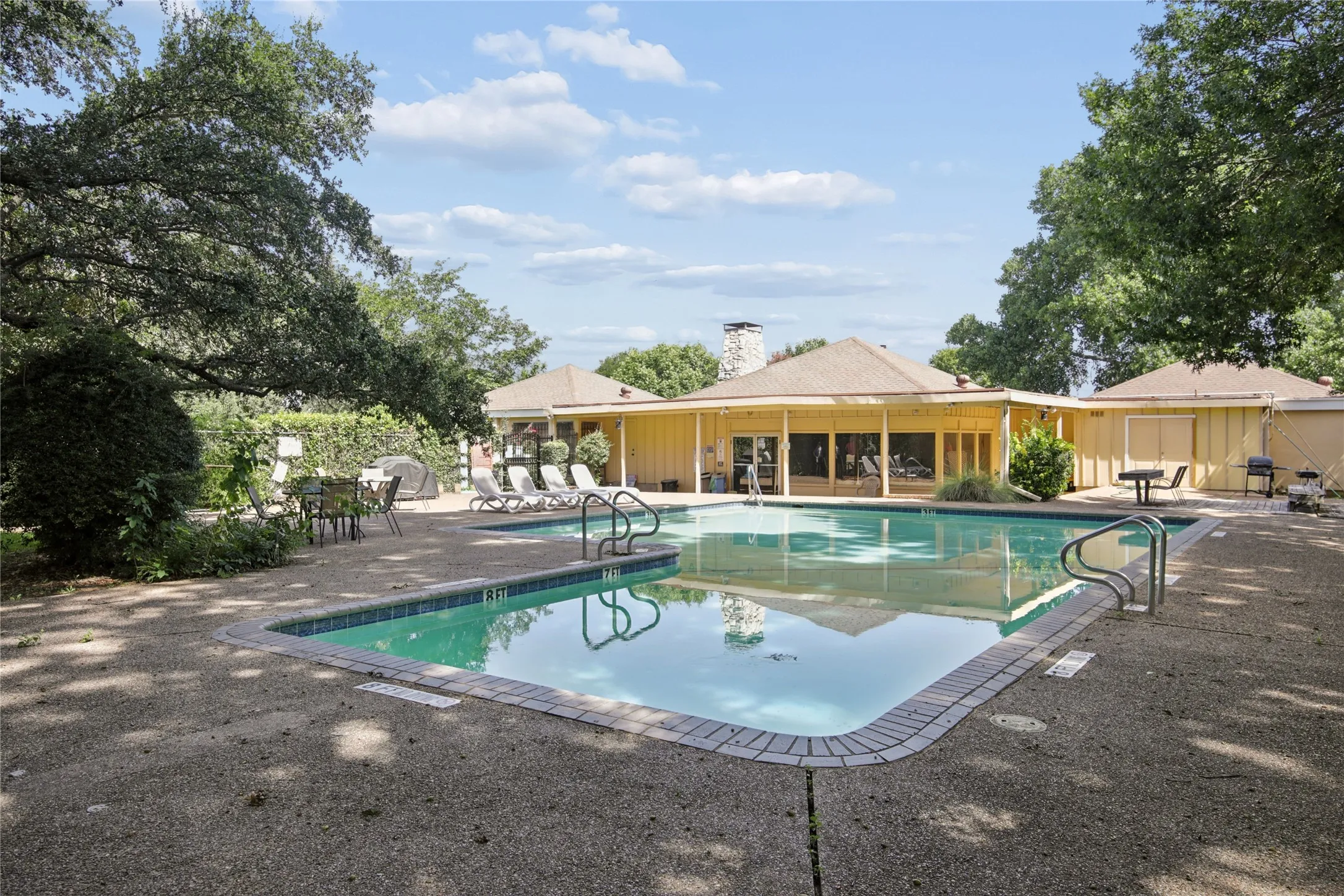 Condominium For Sale in Tarrant County , 1991 Shorewood Drive, Grapevine, Texas 76051, 3 Bedroom, 3 Bathroom, 2 Garage spaces, 1,629 Sqft, built in 1973, mls#21373832, Real Estate Agent in Grapevine, Homes For Sale in Tarrant county, Homes For Sale in Grapevine, Realtor in Grapevine Texas, Real Estate Brokerage Independent Realty Texas, Luminita Cordes Realtor