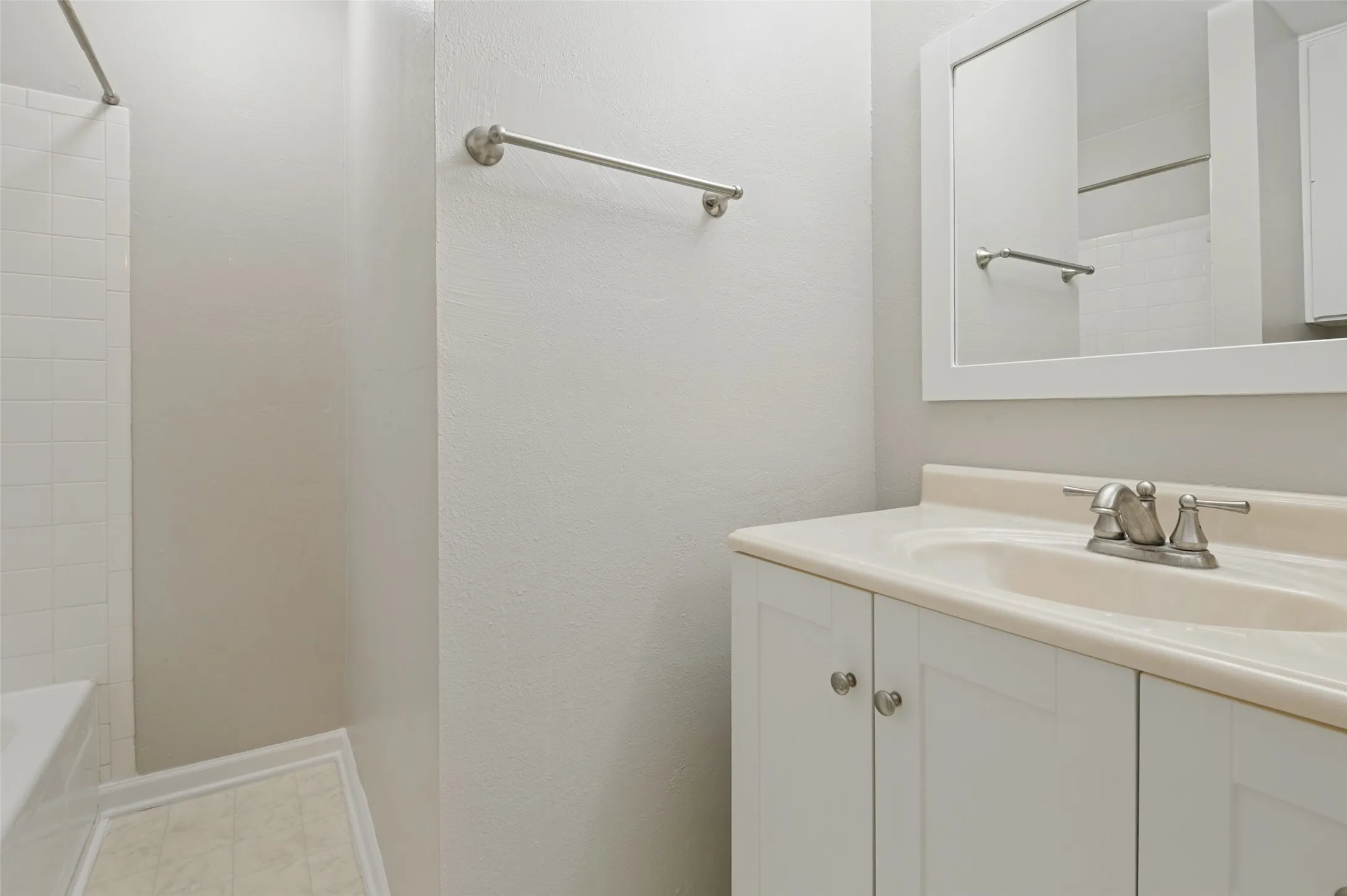Condominium For Sale in Tarrant County , 1991 Shorewood Drive, Grapevine, Texas 76051, 3 Bedroom, 3 Bathroom, 2 Garage spaces, 1,629 Sqft, built in 1973, mls#21373832, Real Estate Agent in Grapevine, Homes For Sale in Tarrant county, Homes For Sale in Grapevine, Realtor in Grapevine Texas, Real Estate Brokerage Independent Realty Texas, Luminita Cordes Realtor