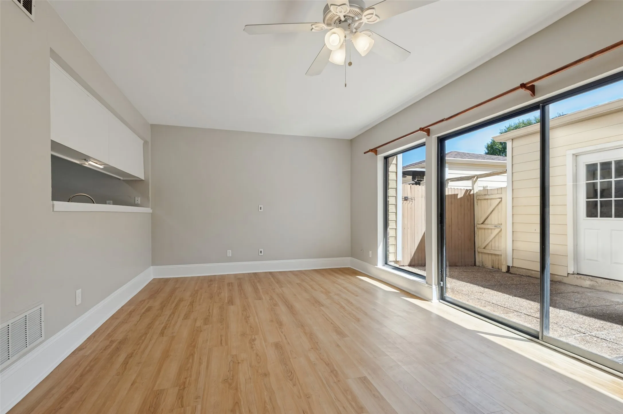 Condominium For Sale in Tarrant County , 1991 Shorewood Drive, Grapevine, Texas 76051, 3 Bedroom, 3 Bathroom, 2 Garage spaces, 1,629 Sqft, built in 1973, mls#21373832, Real Estate Agent in Grapevine, Homes For Sale in Tarrant county, Homes For Sale in Grapevine, Realtor in Grapevine Texas, Real Estate Brokerage Independent Realty Texas, Luminita Cordes Realtor