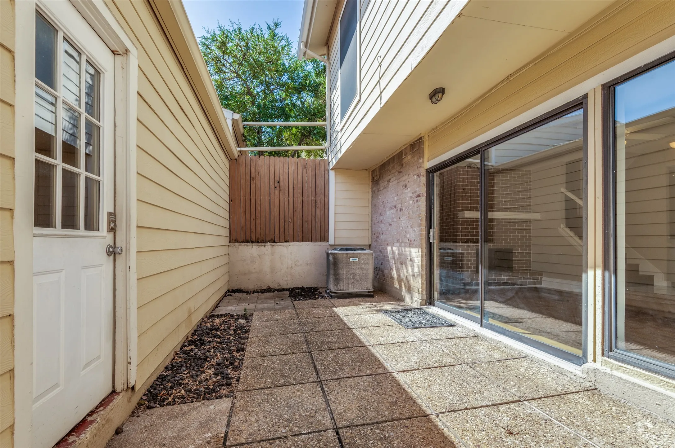 Condominium For Sale in Tarrant County , 1991 Shorewood Drive, Grapevine, Texas 76051, 3 Bedroom, 3 Bathroom, 2 Garage spaces, 1,629 Sqft, built in 1973, mls#21373832, Real Estate Agent in Grapevine, Homes For Sale in Tarrant county, Homes For Sale in Grapevine, Realtor in Grapevine Texas, Real Estate Brokerage Independent Realty Texas, Luminita Cordes Realtor