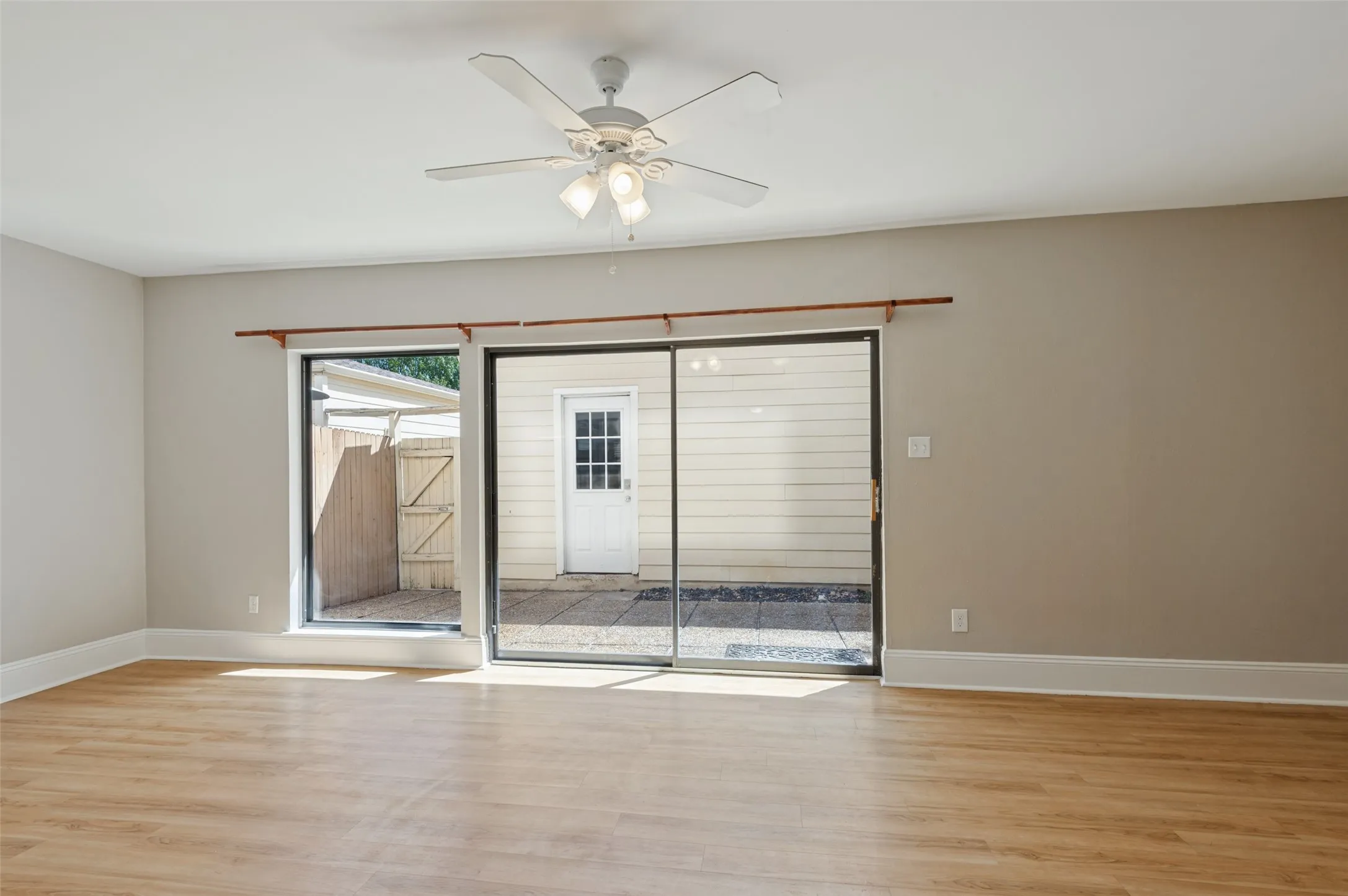 Condominium For Sale in Tarrant County , 1991 Shorewood Drive, Grapevine, Texas 76051, 3 Bedroom, 3 Bathroom, 2 Garage spaces, 1,629 Sqft, built in 1973, mls#21373832, Real Estate Agent in Grapevine, Homes For Sale in Tarrant county, Homes For Sale in Grapevine, Realtor in Grapevine Texas, Real Estate Brokerage Independent Realty Texas, Luminita Cordes Realtor