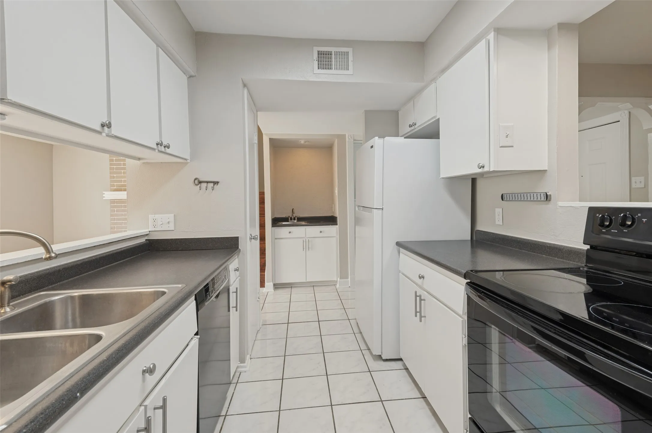 Condominium For Sale in Tarrant County , 1991 Shorewood Drive, Grapevine, Texas 76051, 3 Bedroom, 3 Bathroom, 2 Garage spaces, 1,629 Sqft, built in 1973, mls#21373832, Real Estate Agent in Grapevine, Homes For Sale in Tarrant county, Homes For Sale in Grapevine, Realtor in Grapevine Texas, Real Estate Brokerage Independent Realty Texas, Luminita Cordes Realtor