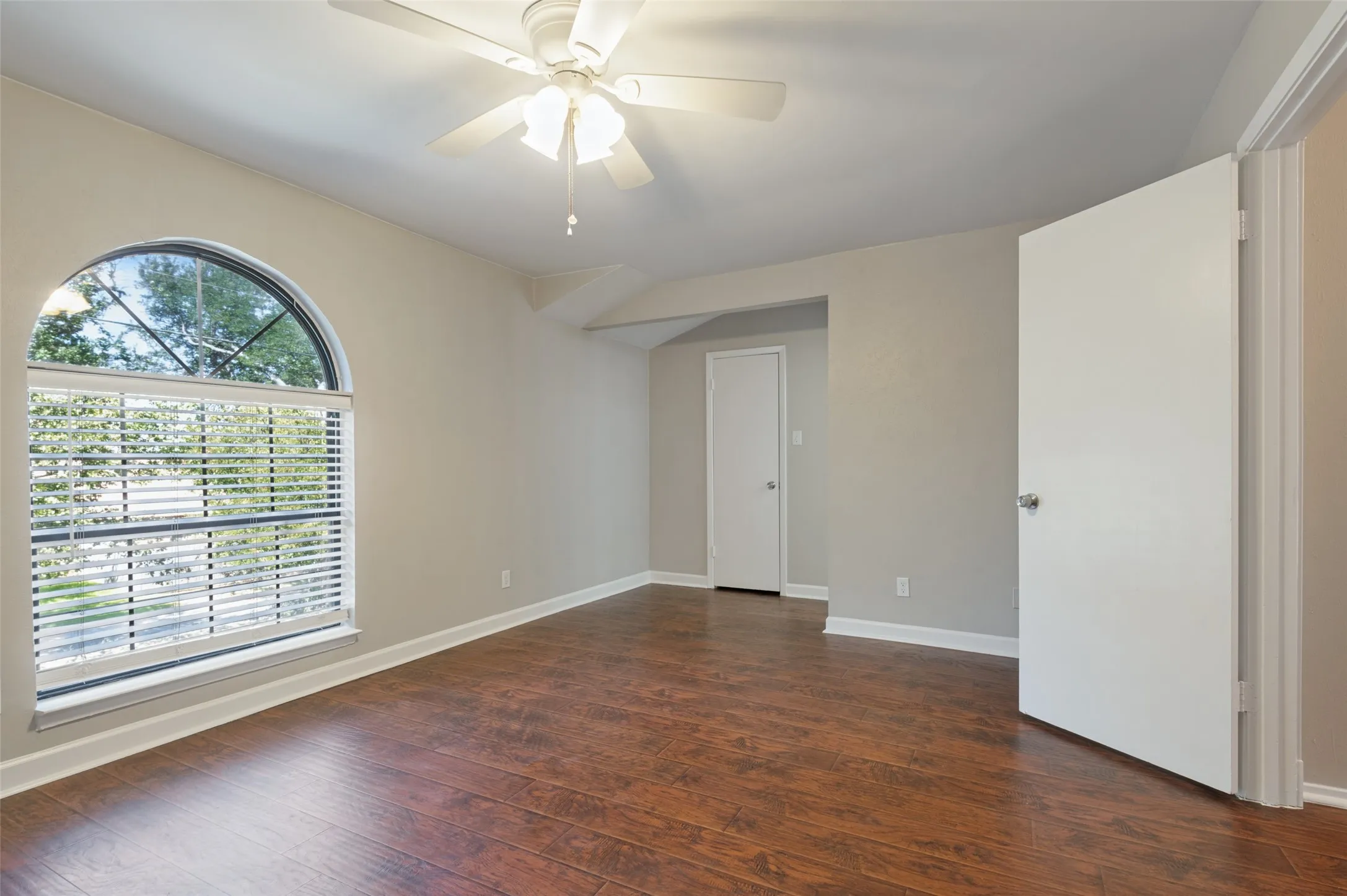 Condominium For Sale in Tarrant County , 1991 Shorewood Drive, Grapevine, Texas 76051, 3 Bedroom, 3 Bathroom, 2 Garage spaces, 1,629 Sqft, built in 1973, mls#21373832, Real Estate Agent in Grapevine, Homes For Sale in Tarrant county, Homes For Sale in Grapevine, Realtor in Grapevine Texas, Real Estate Brokerage Independent Realty Texas, Luminita Cordes Realtor