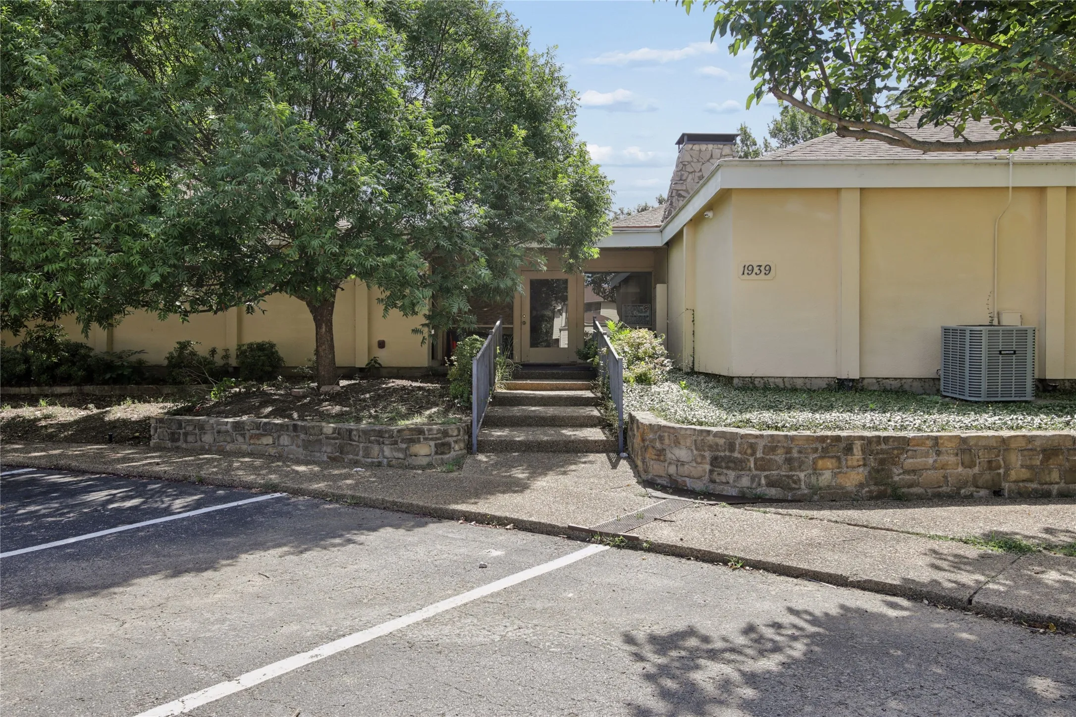 Condominium For Sale in Tarrant County , 1991 Shorewood Drive, Grapevine, Texas 76051, 3 Bedroom, 3 Bathroom, 2 Garage spaces, 1,629 Sqft, built in 1973, mls#21373832, Real Estate Agent in Grapevine, Homes For Sale in Tarrant county, Homes For Sale in Grapevine, Realtor in Grapevine Texas, Real Estate Brokerage Independent Realty Texas, Luminita Cordes Realtor