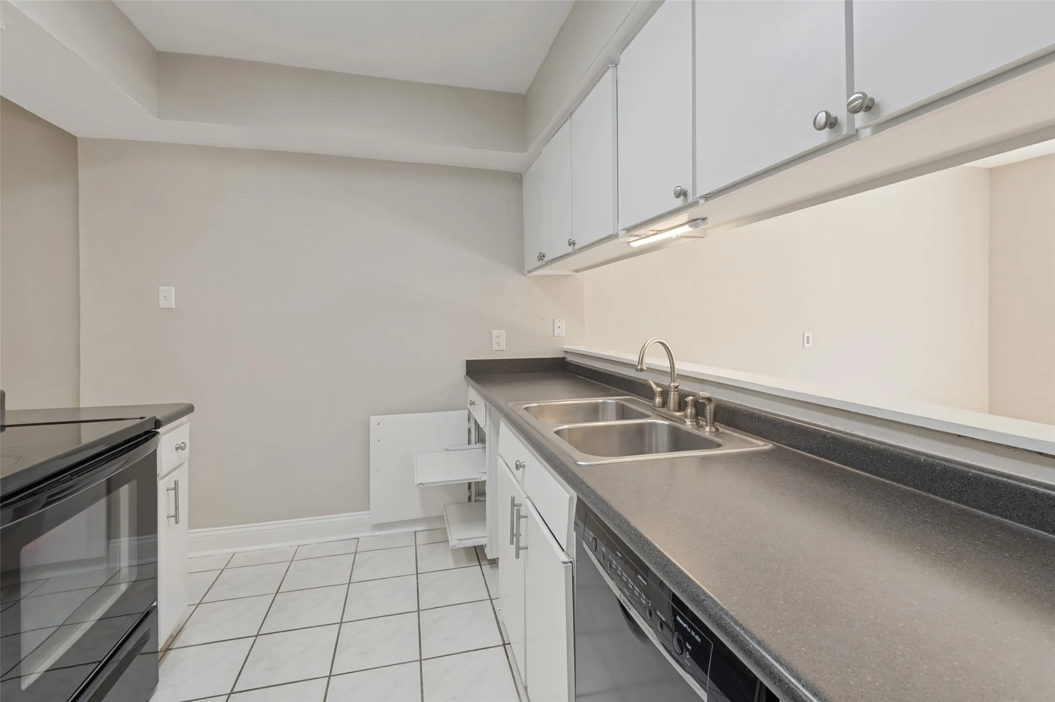 Condominium For Sale in Tarrant County , 1991 Shorewood Drive, Grapevine, Texas 76051, 3 Bedroom, 3 Bathroom, 2 Garage spaces, 1,629 Sqft, built in 1973, mls#21373832, Real Estate Agent in Grapevine, Homes For Sale in Tarrant county, Homes For Sale in Grapevine, Realtor in Grapevine Texas, Real Estate Brokerage Independent Realty Texas, Luminita Cordes Realtor