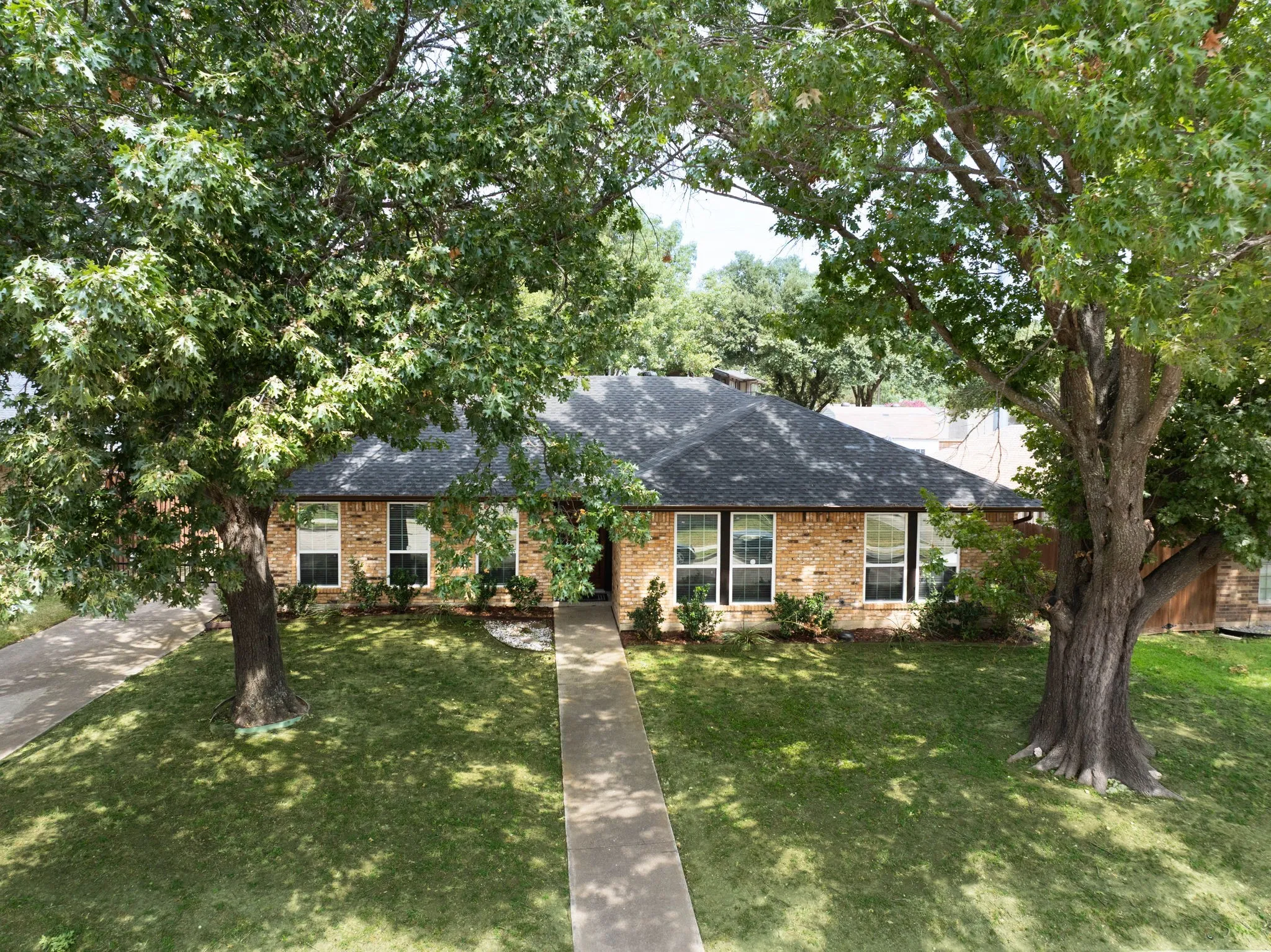 Single Family Residence For Sale in Dallas County , 5505 Edgewater Circle, Rowlett, Texas 75088, 4 Bedroom, 2 Bathroom, 2 Garage spaces, 1,802 Sqft, built in 1979, mls#21370500, Real Estate Agent in Rowlett, Homes For Sale in Dallas county, Homes For Sale in Rowlett, Realtor in Rowlett Texas, Real Estate Brokerage Independent Realty Texas, Luminita Cordes Realtor