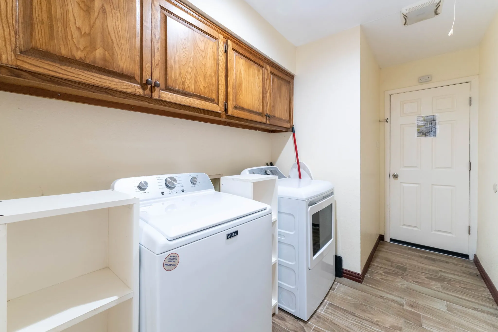 Single Family Residence For Sale in Dallas County , 5505 Edgewater Circle, Rowlett, Texas 75088, 4 Bedroom, 2 Bathroom, 2 Garage spaces, 1,802 Sqft, built in 1979, mls#21370500, Real Estate Agent in Rowlett, Homes For Sale in Dallas county, Homes For Sale in Rowlett, Realtor in Rowlett Texas, Real Estate Brokerage Independent Realty Texas, Luminita Cordes Realtor