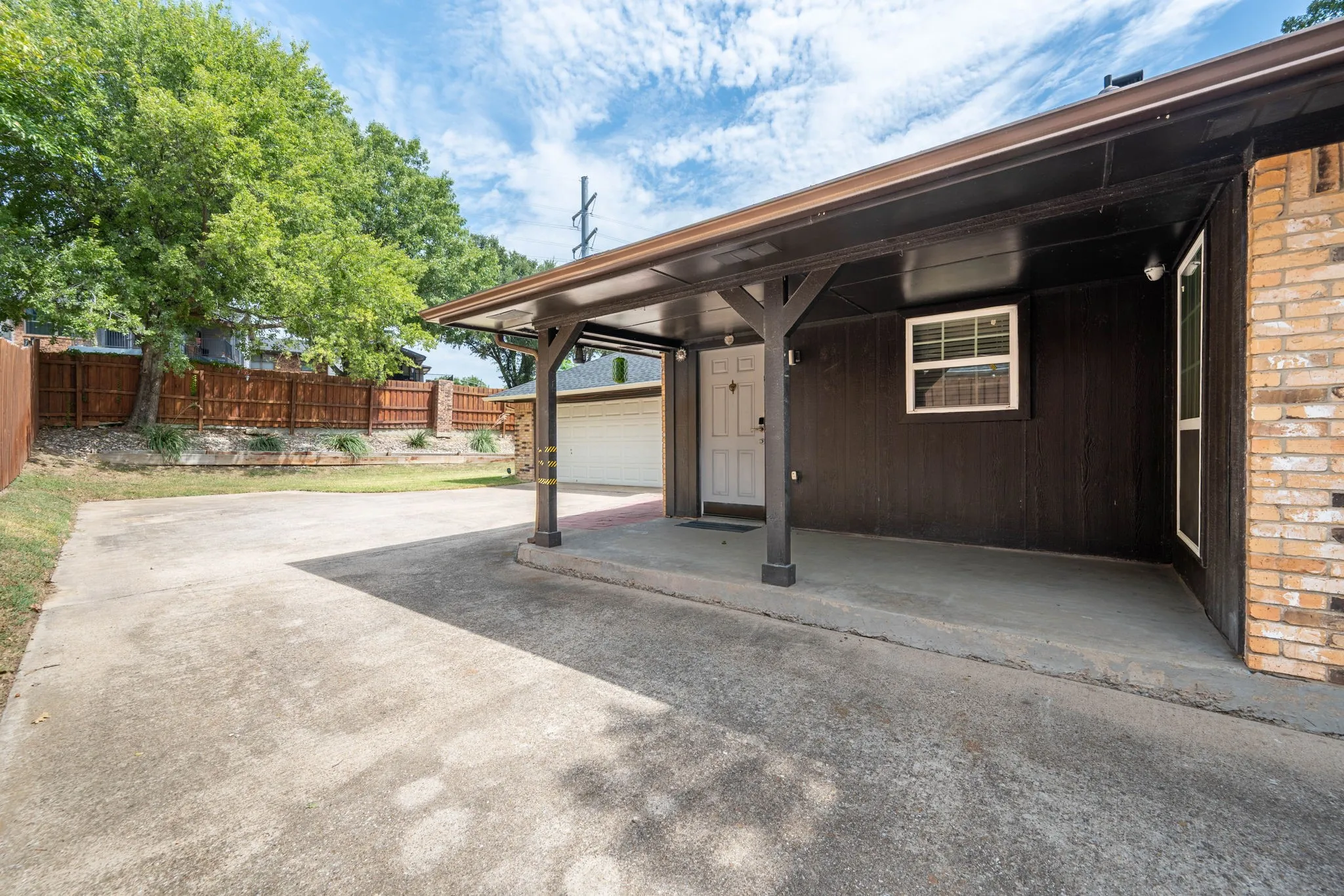 Single Family Residence For Sale in Dallas County , 5505 Edgewater Circle, Rowlett, Texas 75088, 4 Bedroom, 2 Bathroom, 2 Garage spaces, 1,802 Sqft, built in 1979, mls#21370500, Real Estate Agent in Rowlett, Homes For Sale in Dallas county, Homes For Sale in Rowlett, Realtor in Rowlett Texas, Real Estate Brokerage Independent Realty Texas, Luminita Cordes Realtor
