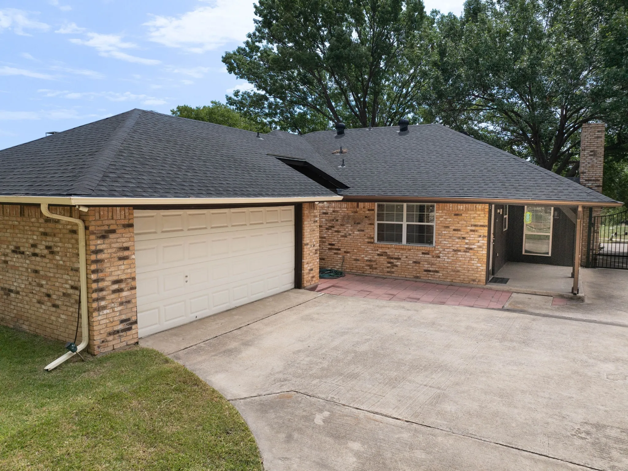 Single Family Residence For Sale in Dallas County , 5505 Edgewater Circle, Rowlett, Texas 75088, 4 Bedroom, 2 Bathroom, 2 Garage spaces, 1,802 Sqft, built in 1979, mls#21370500, Real Estate Agent in Rowlett, Homes For Sale in Dallas county, Homes For Sale in Rowlett, Realtor in Rowlett Texas, Real Estate Brokerage Independent Realty Texas, Luminita Cordes Realtor