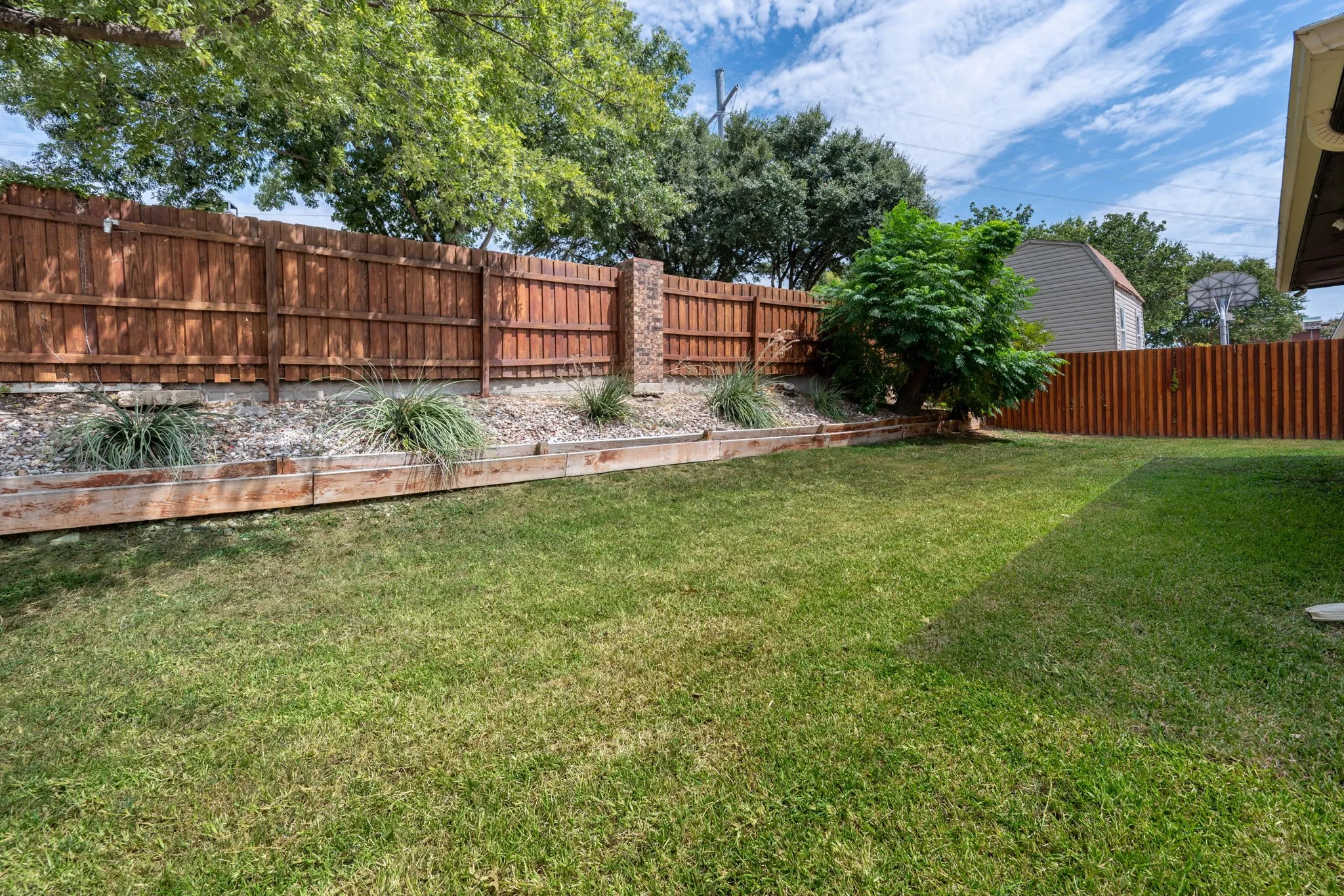 Single Family Residence For Sale in Dallas County , 5505 Edgewater Circle, Rowlett, Texas 75088, 4 Bedroom, 2 Bathroom, 2 Garage spaces, 1,802 Sqft, built in 1979, mls#21370500, Real Estate Agent in Rowlett, Homes For Sale in Dallas county, Homes For Sale in Rowlett, Realtor in Rowlett Texas, Real Estate Brokerage Independent Realty Texas, Luminita Cordes Realtor