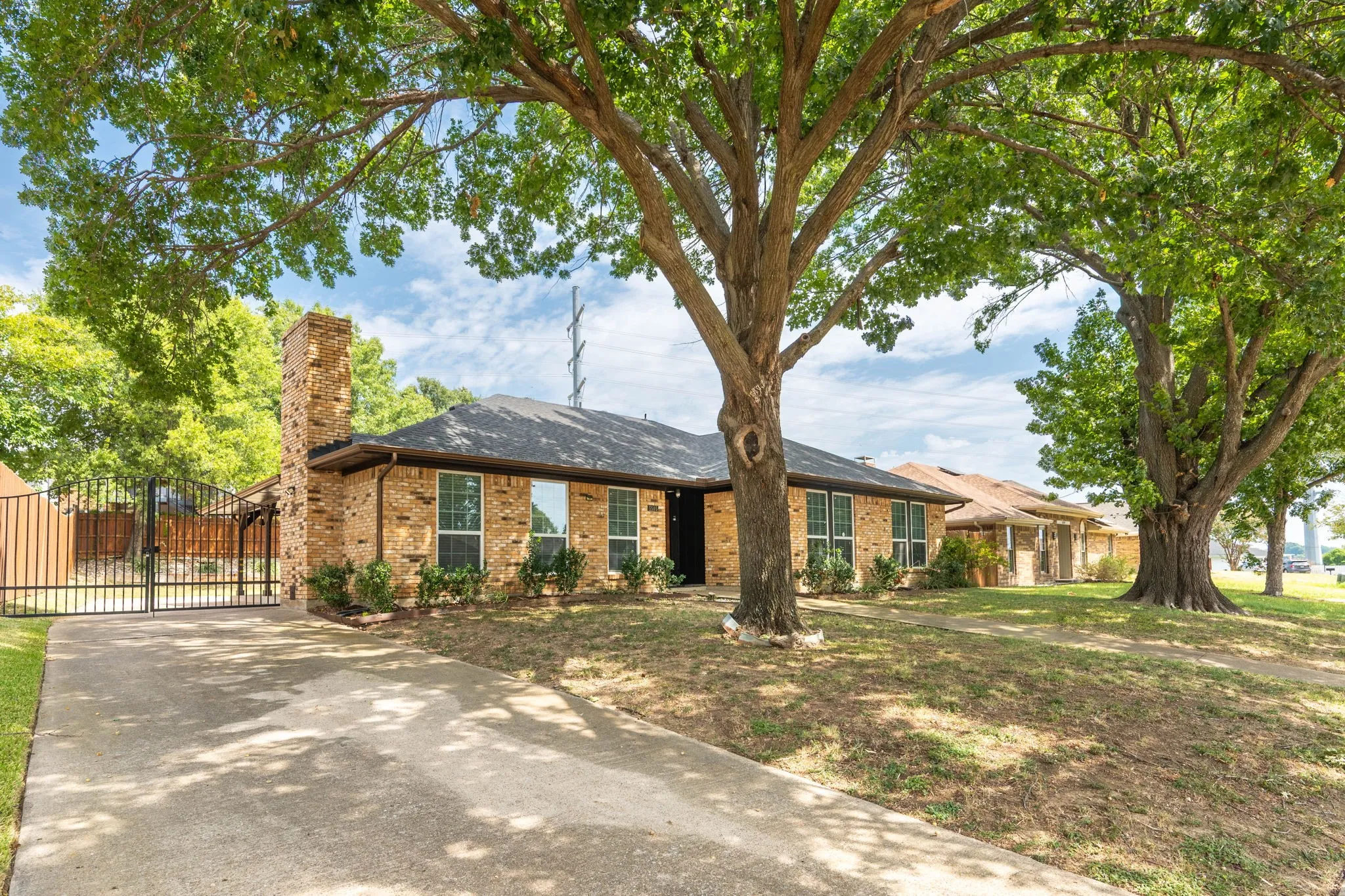 Single Family Residence For Sale in Dallas County , 5505 Edgewater Circle, Rowlett, Texas 75088, 4 Bedroom, 2 Bathroom, 2 Garage spaces, 1,802 Sqft, built in 1979, mls#21370500, Real Estate Agent in Rowlett, Homes For Sale in Dallas county, Homes For Sale in Rowlett, Realtor in Rowlett Texas, Real Estate Brokerage Independent Realty Texas, Luminita Cordes Realtor