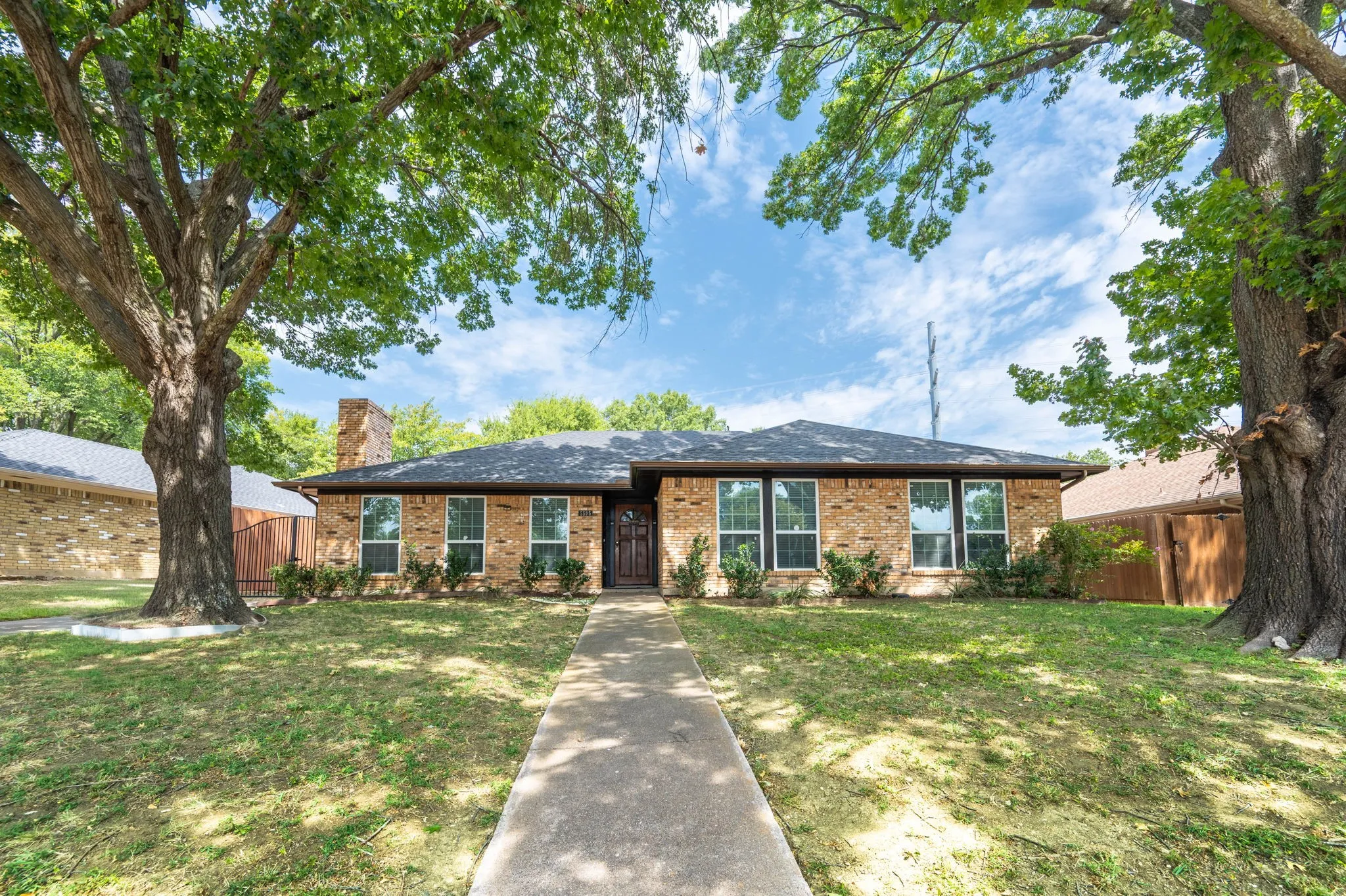 Single Family Residence For Sale in Dallas County , 5505 Edgewater Circle, Rowlett, Texas 75088, 4 Bedroom, 2 Bathroom, 2 Garage spaces, 1,802 Sqft, built in 1979, mls#21370500, Real Estate Agent in Rowlett, Homes For Sale in Dallas county, Homes For Sale in Rowlett, Realtor in Rowlett Texas, Real Estate Brokerage Independent Realty Texas, Luminita Cordes Realtor