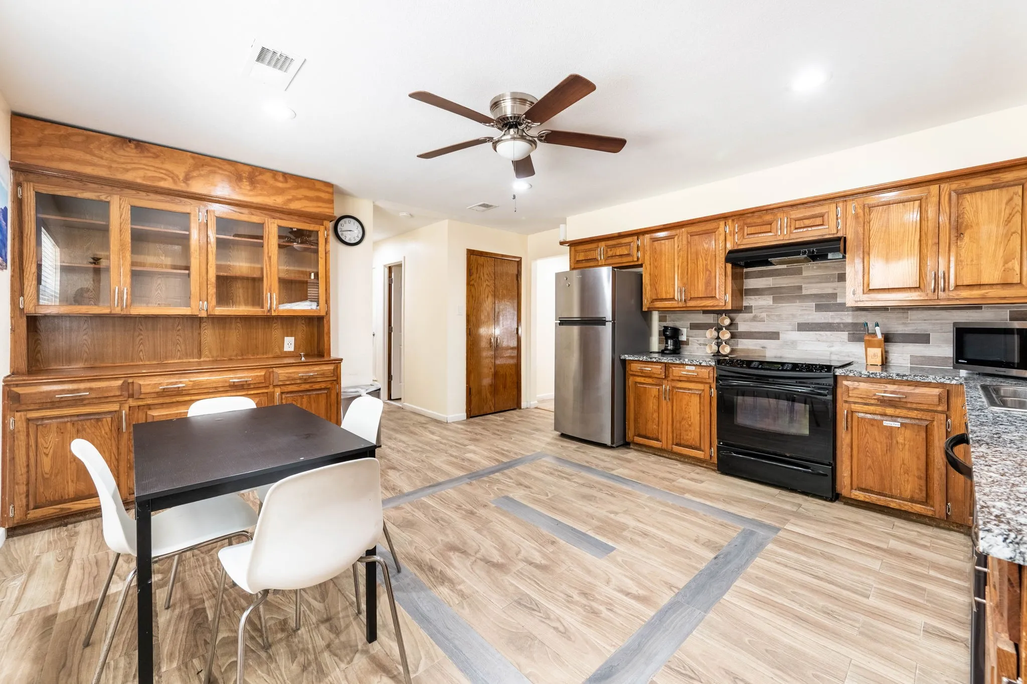 Single Family Residence For Sale in Dallas County , 5505 Edgewater Circle, Rowlett, Texas 75088, 4 Bedroom, 2 Bathroom, 2 Garage spaces, 1,802 Sqft, built in 1979, mls#21370500, Real Estate Agent in Rowlett, Homes For Sale in Dallas county, Homes For Sale in Rowlett, Realtor in Rowlett Texas, Real Estate Brokerage Independent Realty Texas, Luminita Cordes Realtor