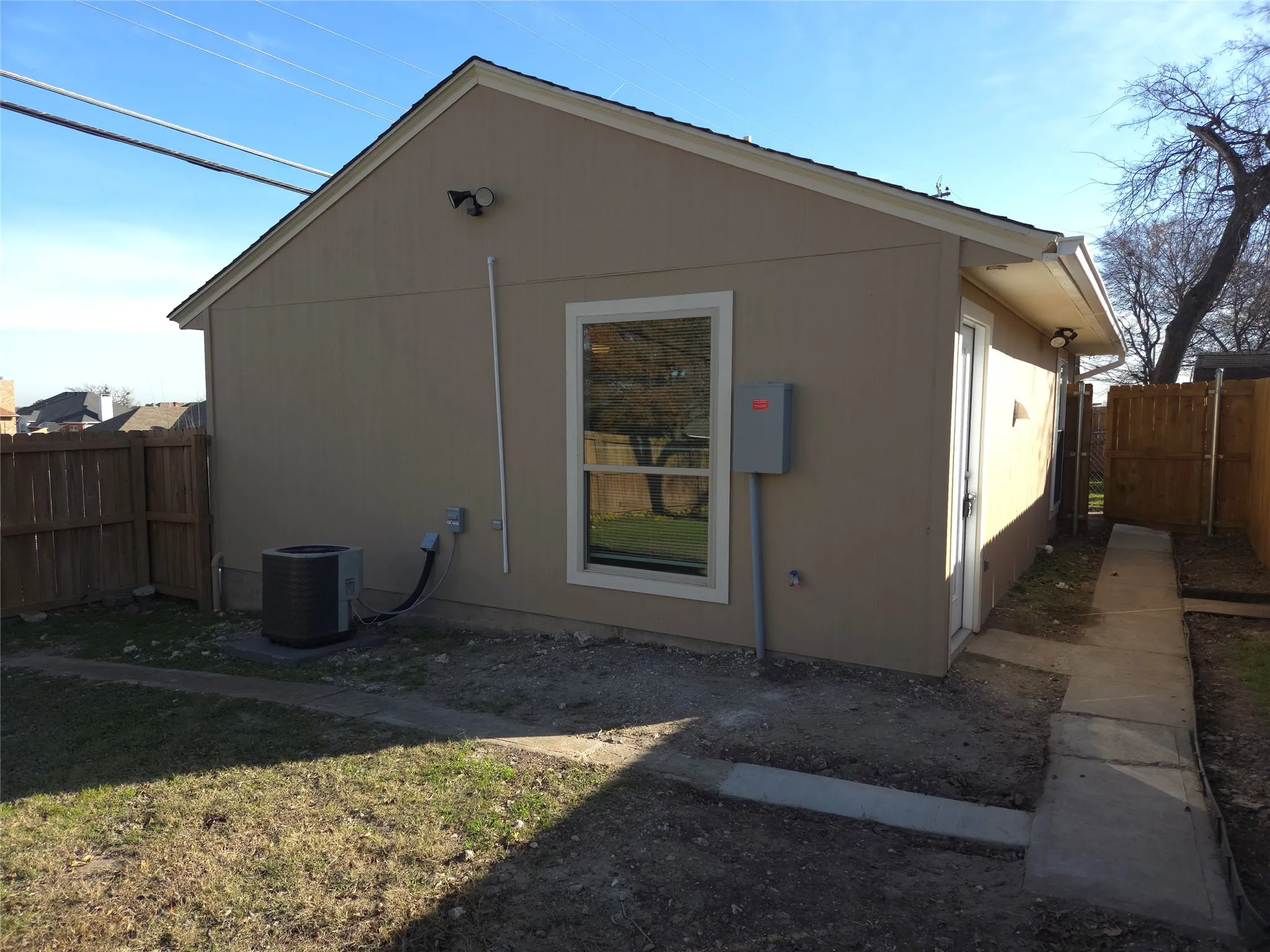 Single Family Residence For Rent in Dallas County , 1135 Holly Glen Circle A, Dallas, Texas 75232, 2 Bedroom, 1 Bathroom, Garage spaces, 483 Sqft, built in 1960, mls#21373858, Real Estate Agent in Dallas, Homes For Rent in Dallas county, Homes For Rent in Dallas, Realtor in Dallas Texas, Real Estate Brokerage Independent Realty Texas, Luminita Cordes Realtor