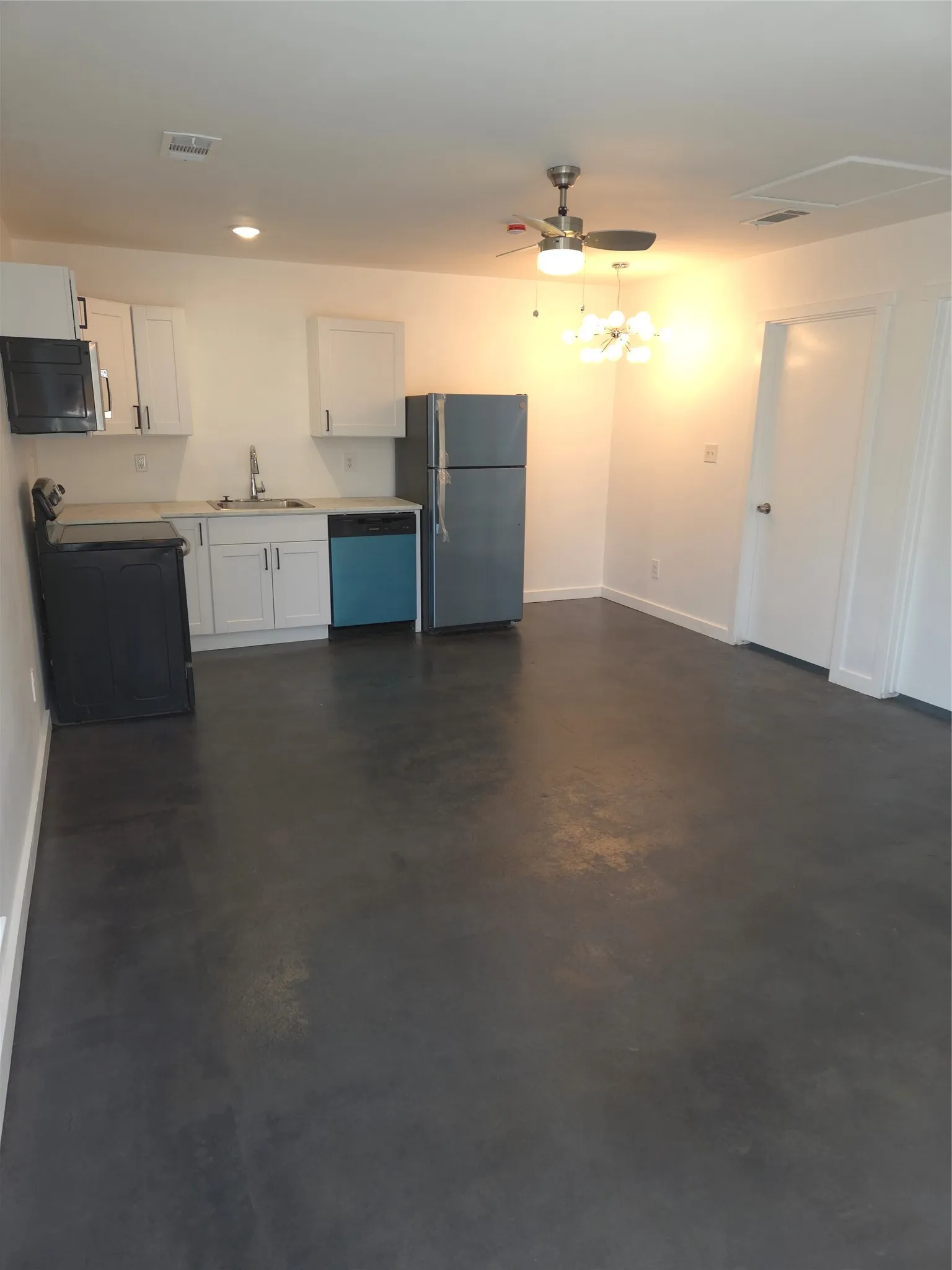 Single Family Residence For Rent in Dallas County , 1135 Holly Glen Circle A, Dallas, Texas 75232, 2 Bedroom, 1 Bathroom, Garage spaces, 483 Sqft, built in 1960, mls#21373858, Real Estate Agent in Dallas, Homes For Rent in Dallas county, Homes For Rent in Dallas, Realtor in Dallas Texas, Real Estate Brokerage Independent Realty Texas, Luminita Cordes Realtor